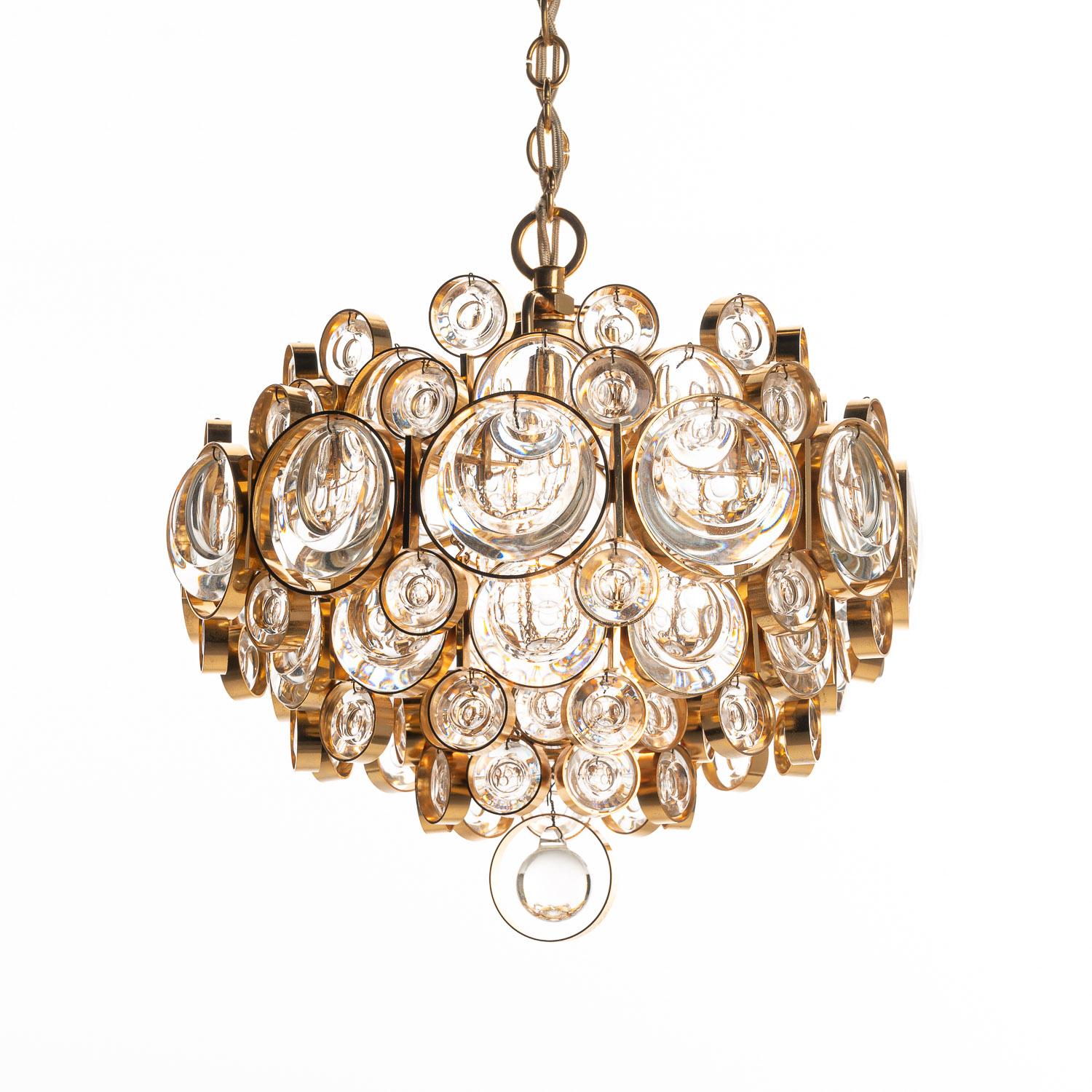 Flamboyant chandelier with beautiful faceted crystals held by gilt brass brass frame. One E27 lightbulb.
 