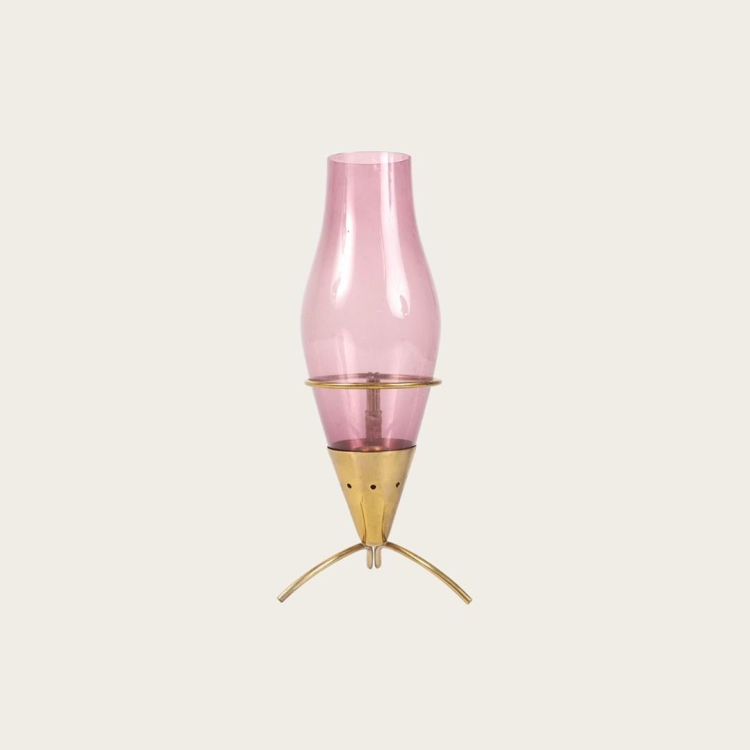 Années 1950, Suède. Ce bougeoir se compose d'un verre violet, d'un cadre en laiton et d'accents en canne tressée. Conçu par Gunnar Ander (1927-2002), un célèbre designer industriel suédois connu pour ses contributions à Ystad-Metall, une entreprise