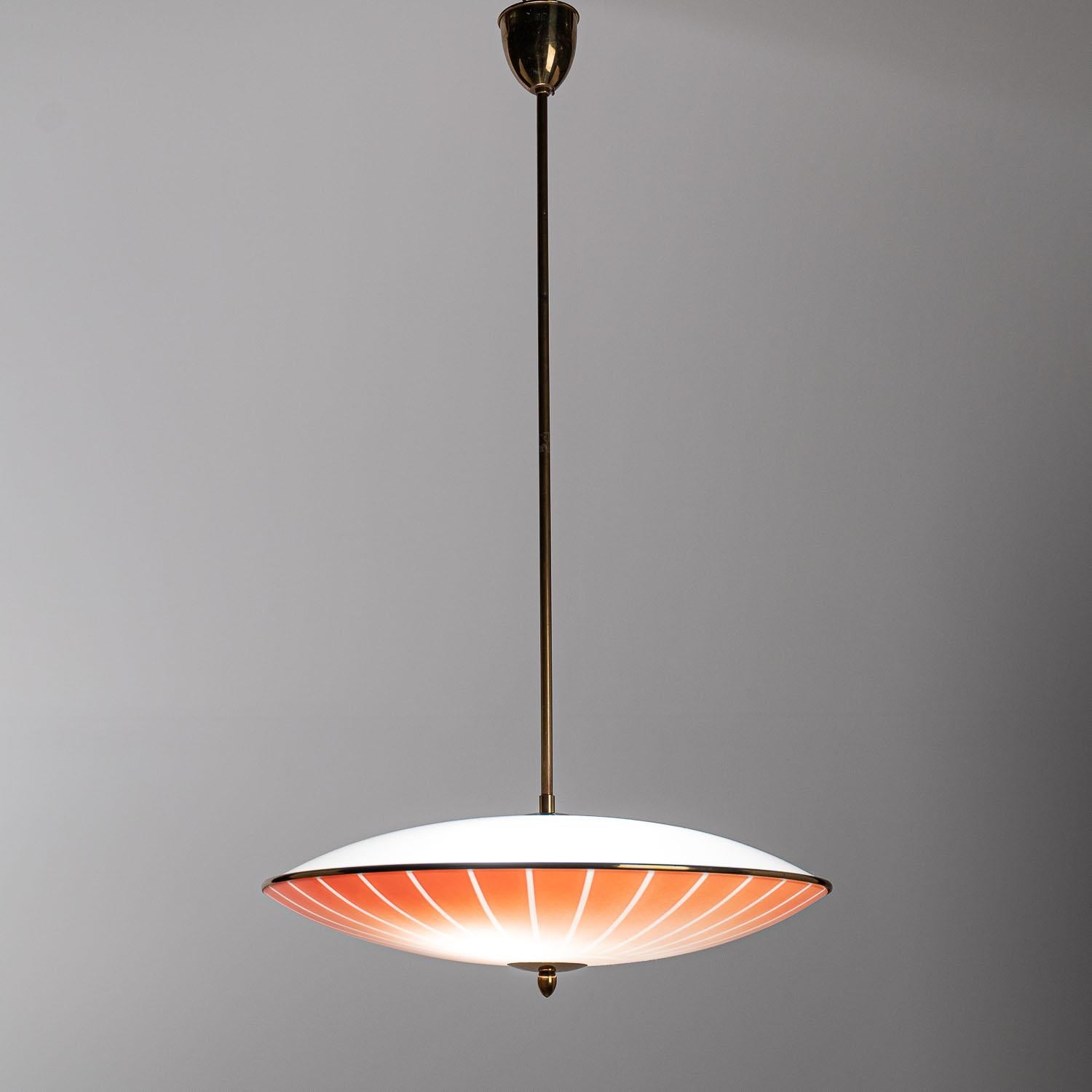 Lampe à suspension en laiton et verre des années 1950 dans le style de Pietro Chiesa en vente 4