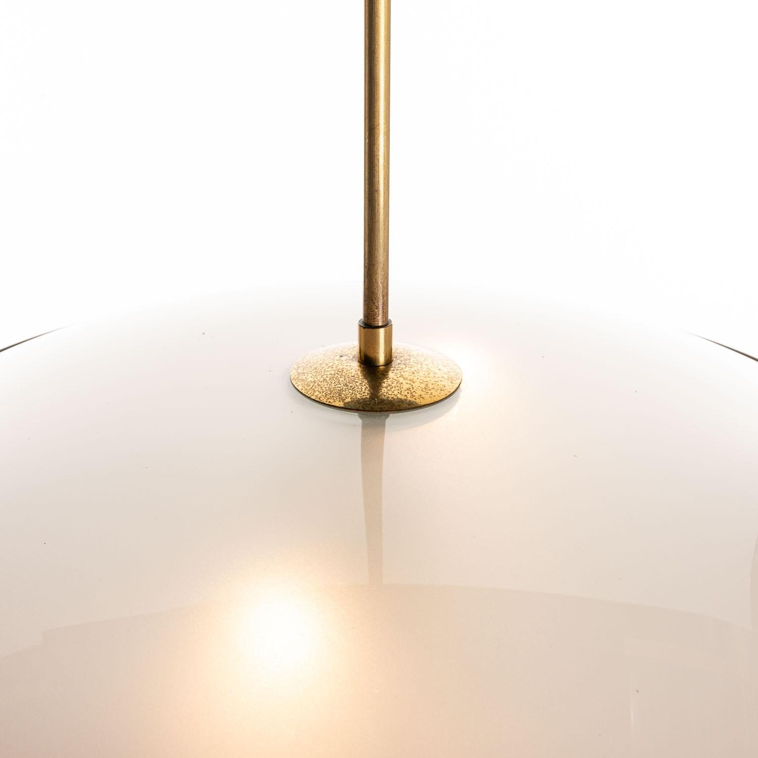 Lampe à suspension en laiton et verre des années 1950 dans le style de Pietro Chiesa en vente 1