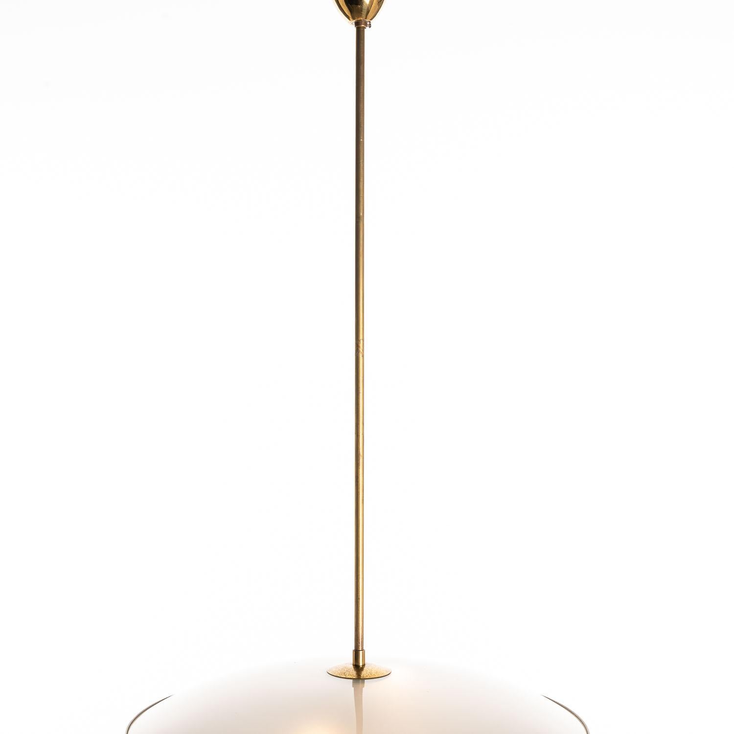 Lampe à suspension en laiton et verre des années 1950 dans le style de Pietro Chiesa en vente 2