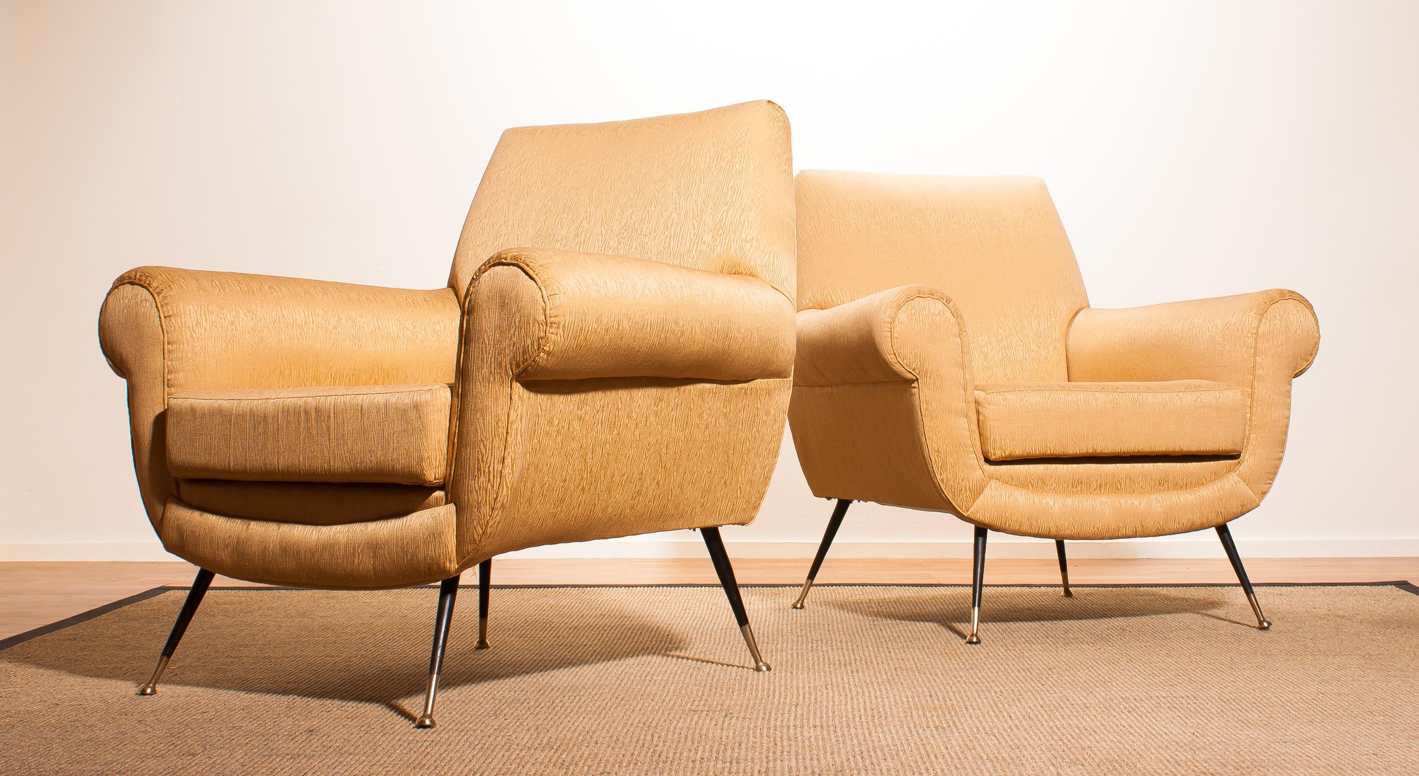 Beautiful and excellent pair of Italian midcentury lounge chairs of the 1950s. With the original brass stiletto legs and gold coloured jacquard fabric (later period), all in perfect condition and with an extremely comfortable seat.
Designed by Gigi