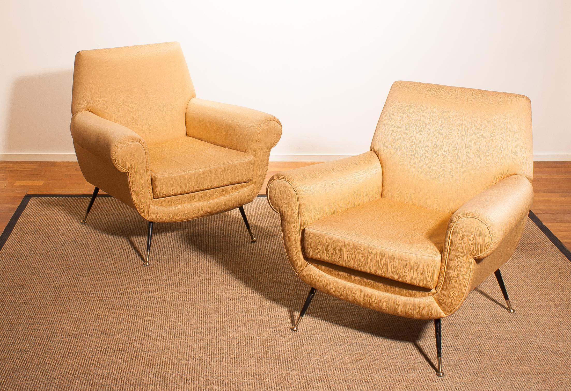 Beautiful and excellent pair of Italian midcentury lounge chairs of the 1950s. With the original brass stiletto legs and gold coloured jacquard fabric (later period), all in perfect condition and with an extremely comfortable seat.
Designed by Gigi