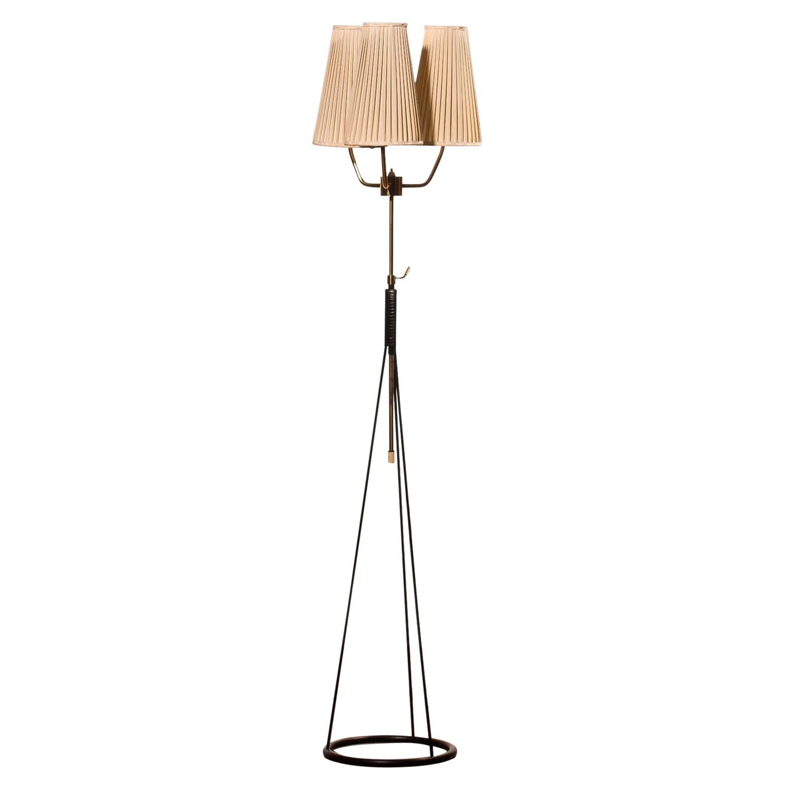 Extreme beautiful floor lamp by Falkenbergs Belysning.
The typical open base is made of metal and built up with brass parts with making it in total very beautiful.
E26 and E27 screw lamps 110 and 220 volts.
Measures: The height is adjustable