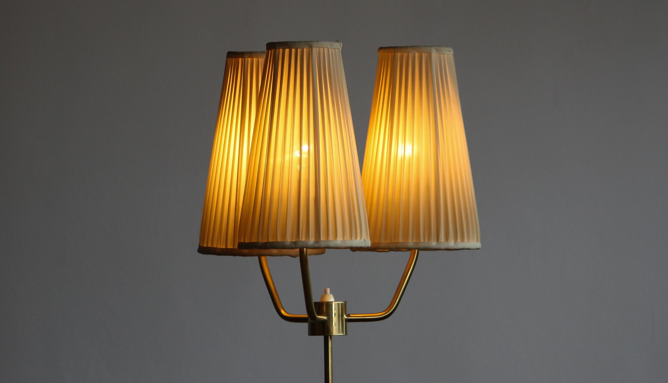 Extreme beautiful floor lamp by Falkenbergs Belysning.
The typical open base is made of metal and built up with brass parts with making it in total very beautiful.
E26 and E27 screw lamps 110 and 220 volts.
Measures: The height is adjustable