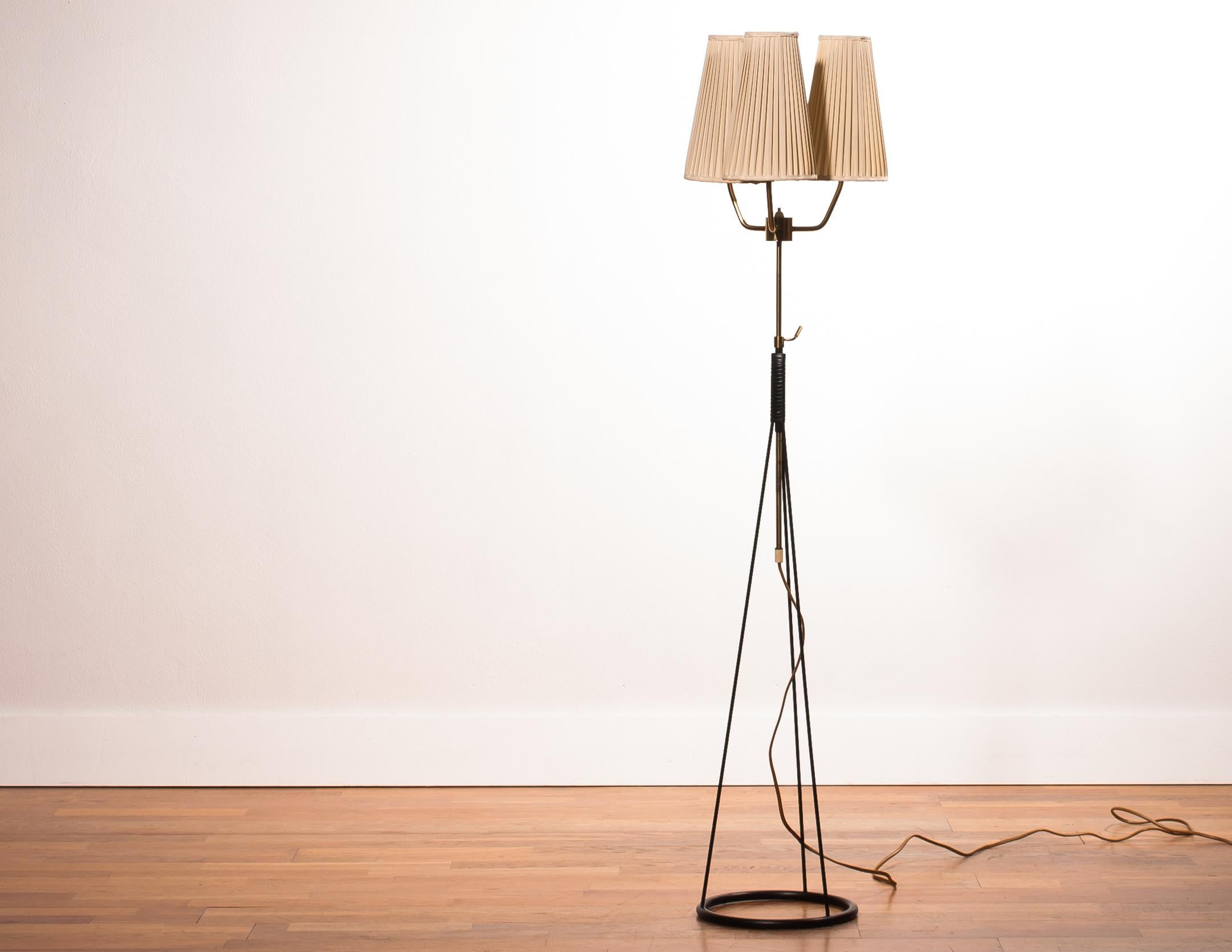 Extreme beautiful floor lamp by Falkenbergs Belysning.
The typical open base is made of metal and built up with brass parts with making it in total very beautiful.
E26 and E27 screw lamps 110 and 220 volts.
Measures: The height is adjustable