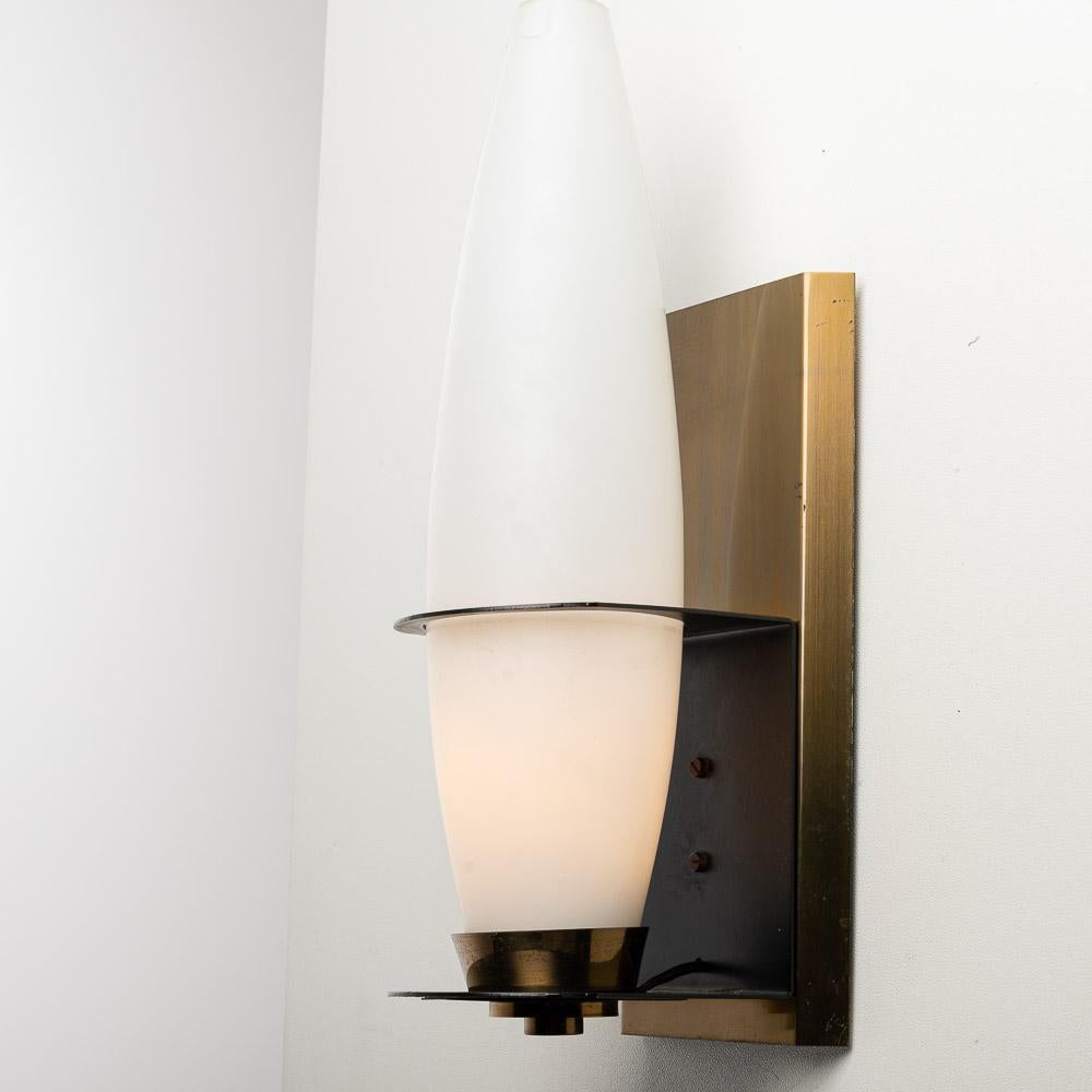 1950s Brass and Opaline Glass Sconce In Good Condition For Sale In Amsterdam, NH