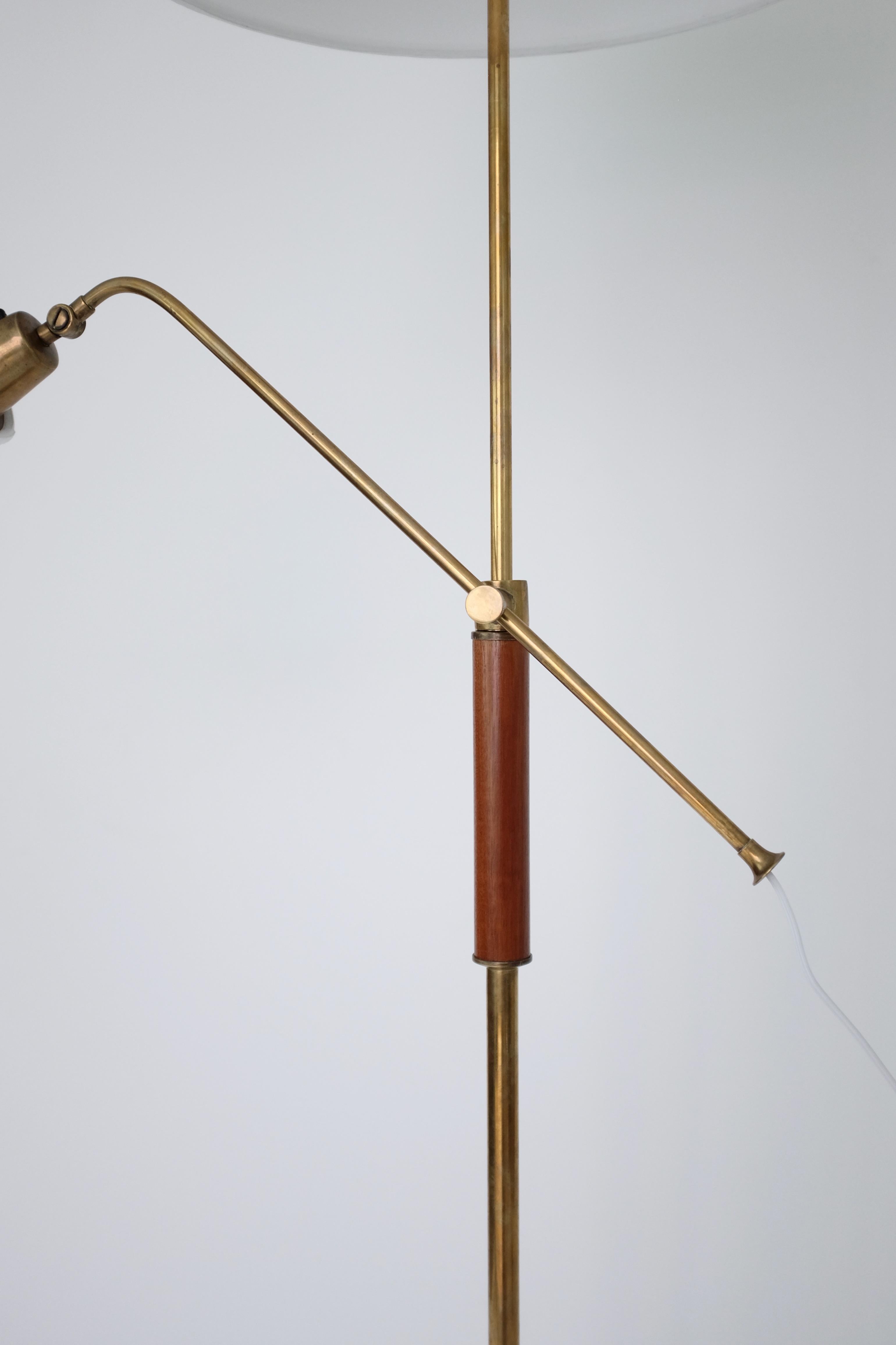 Scandinave moderne Lampadaire en laiton et bois des années 1950 par Bertil Brisborg pour Nordiska Kompaniet en vente