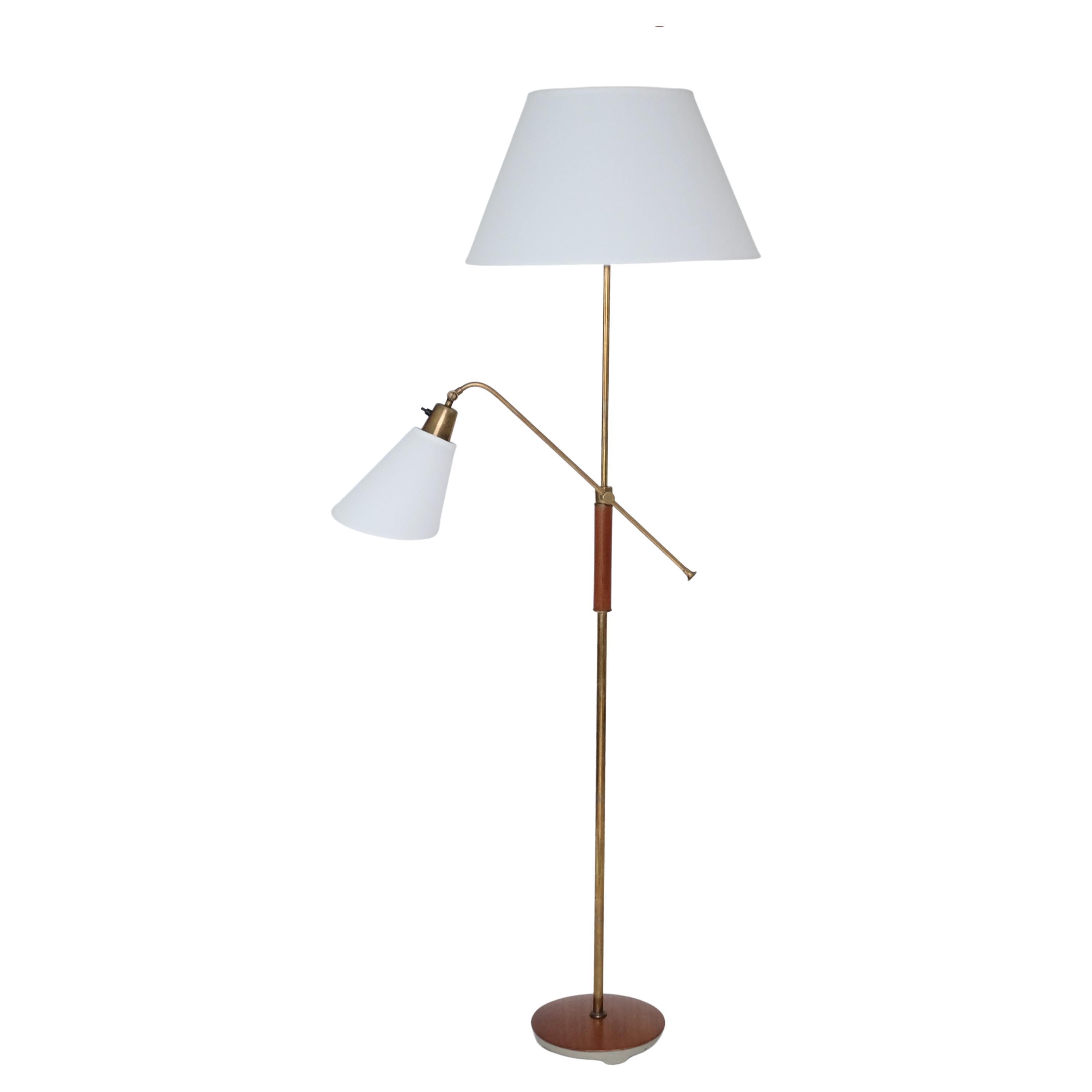 Lampadaire en laiton et bois des années 1950 par Bertil Brisborg pour Nordiska Kompaniet en vente