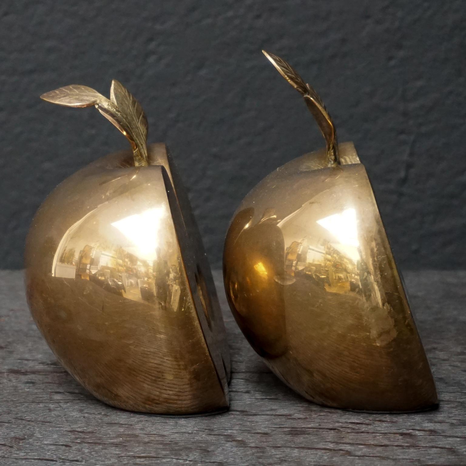 1950s Brass Apple Bookends or Paperweights In Good Condition In Haarlem, NL