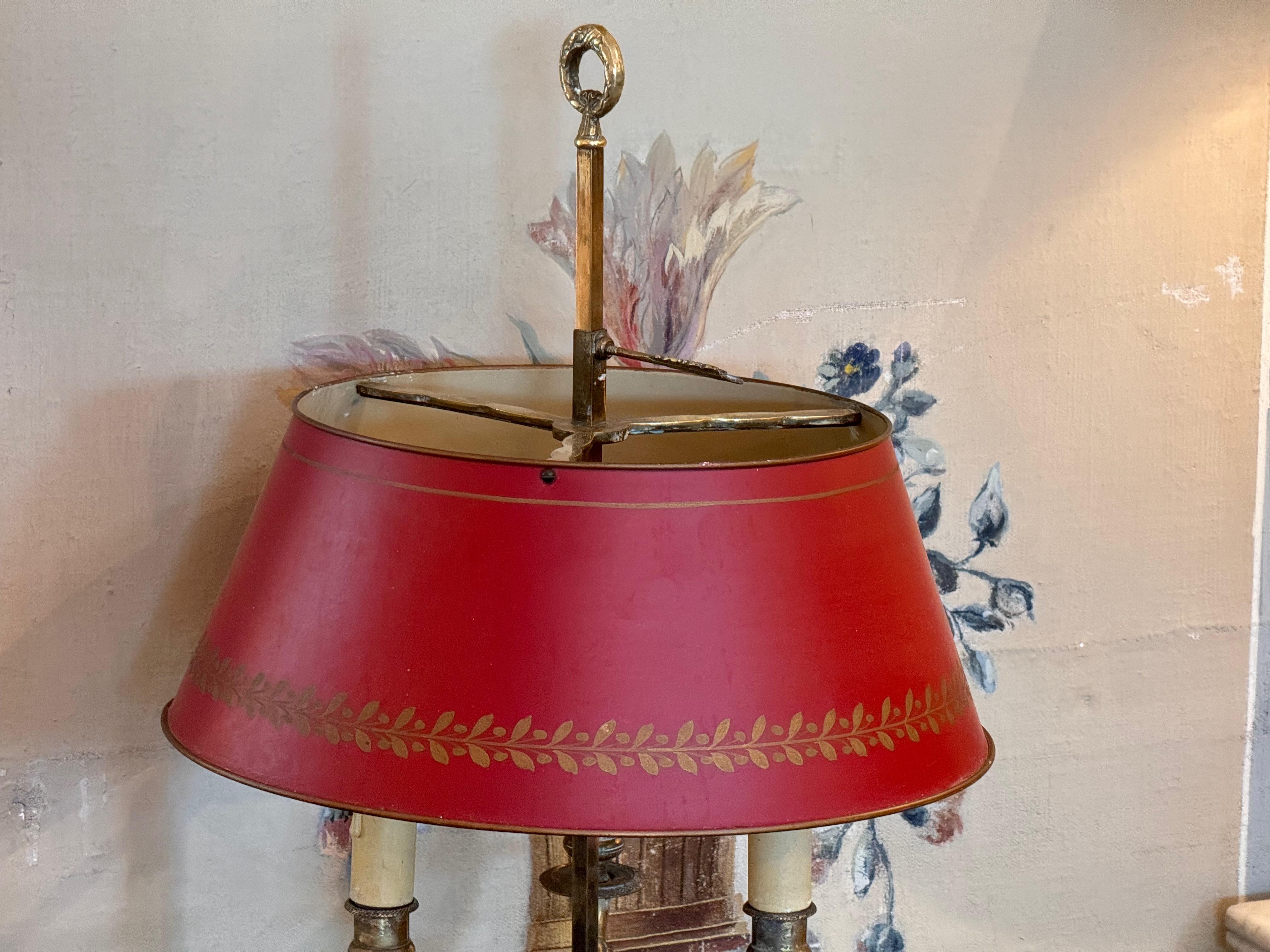 Lámpara Bouillotte de latón de los años 50 con pantalla de tole rojo en Bueno estado para la venta en Charlottesville, VA