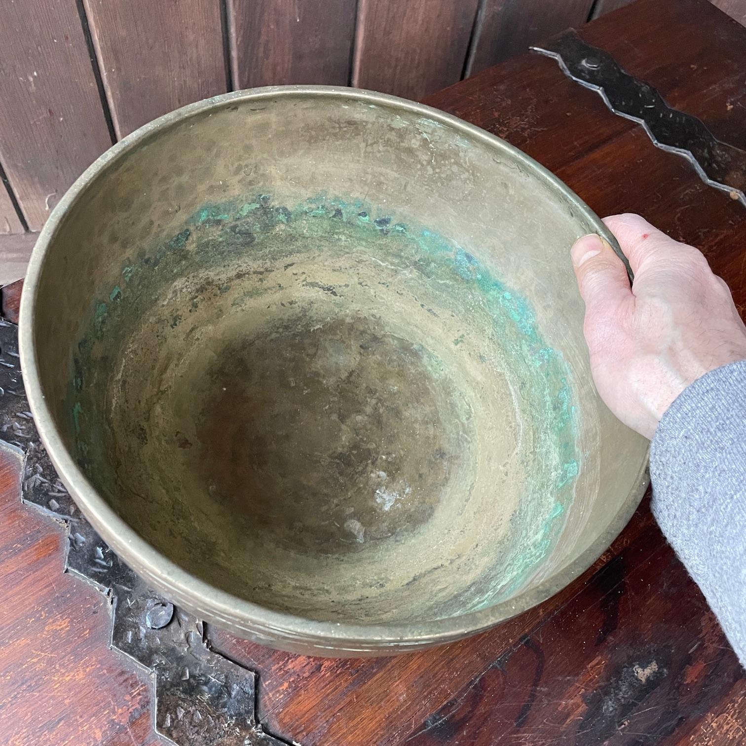 Ciotola da canto tibetana Jambati con centrotavola in ottone antico in vendita 3