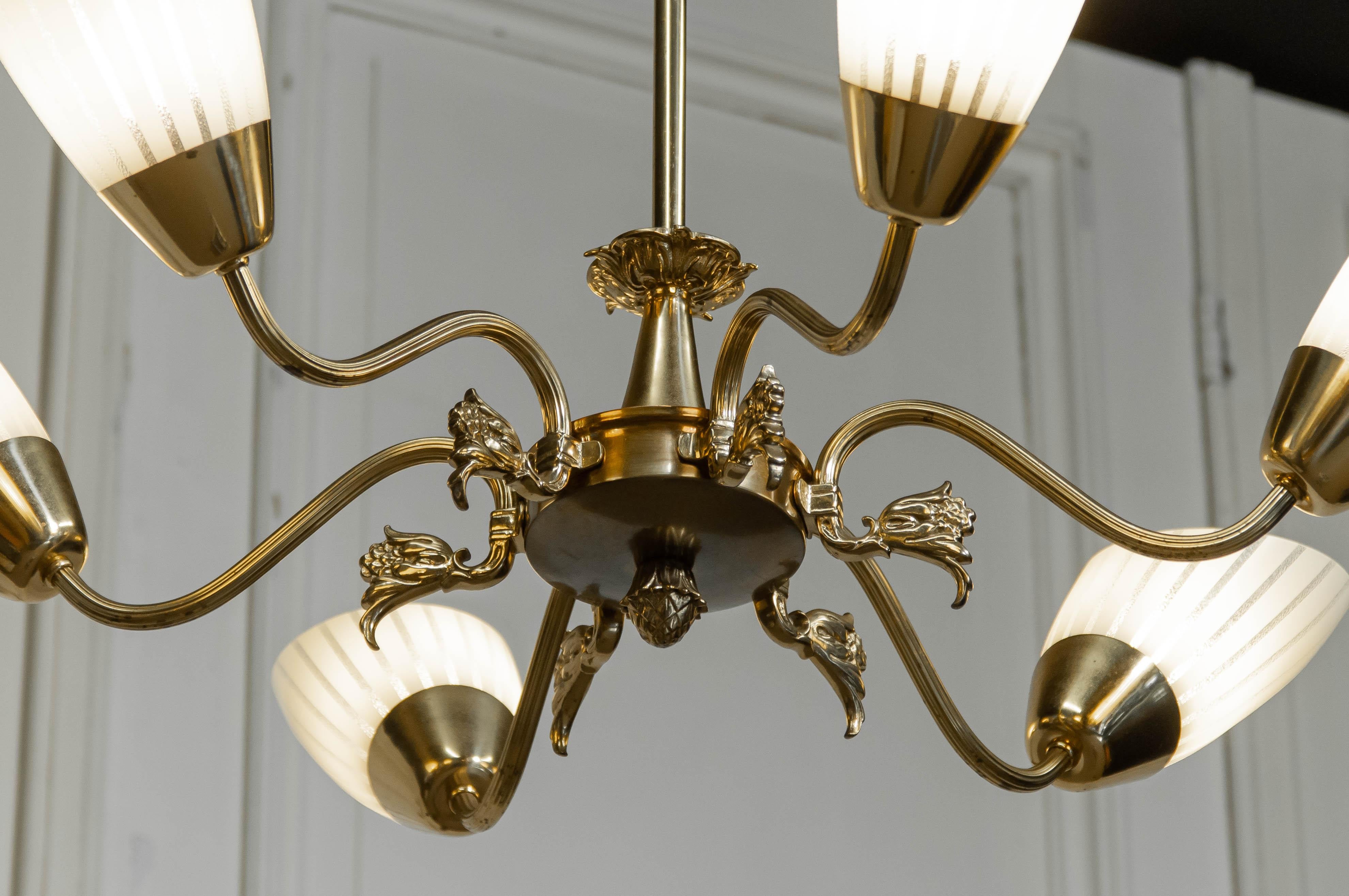 Milieu du XXe siècle 1950s,  Lustre en laiton, Suède en vente