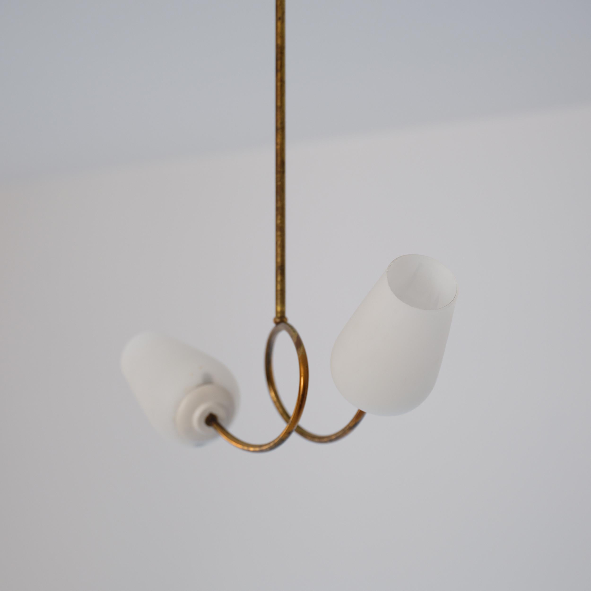 Mid-Century moderno Lampadario in ottone del 1950 con due paralumi in vetro opalino in vendita