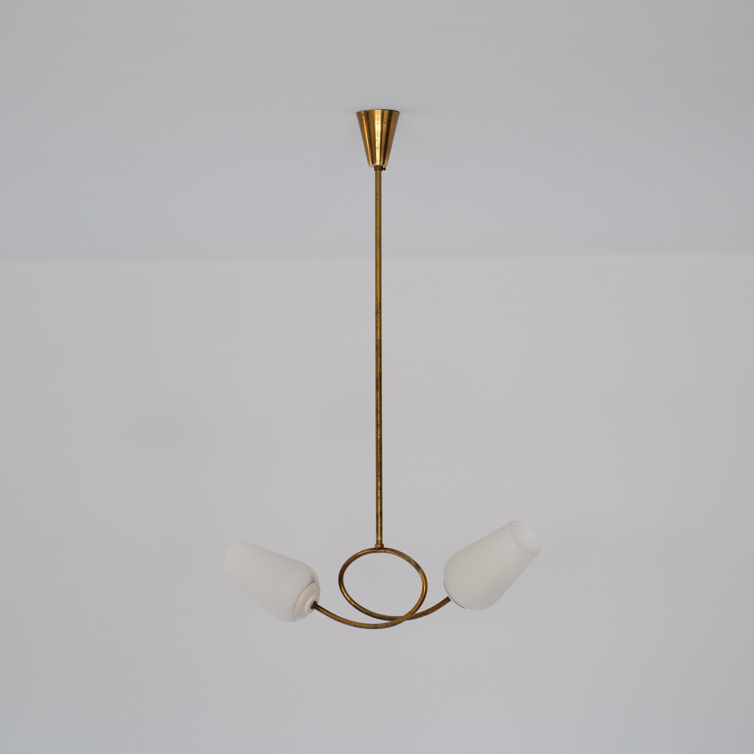 Italiano Lampadario in ottone del 1950 con due paralumi in vetro opalino in vendita
