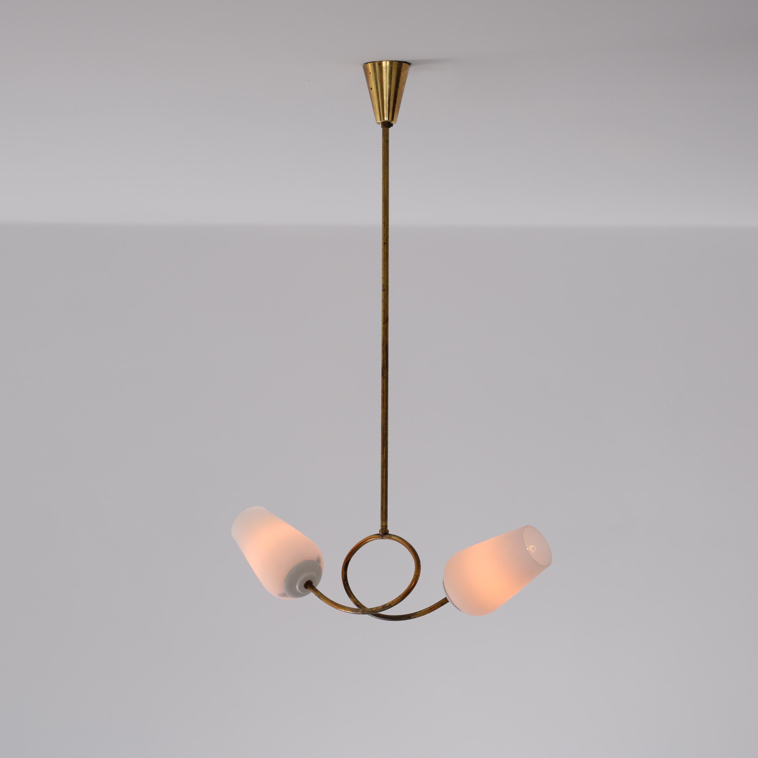 Lampadario in ottone del 1950 con due paralumi in vetro opalino In condizioni buone in vendita a Rome, IT