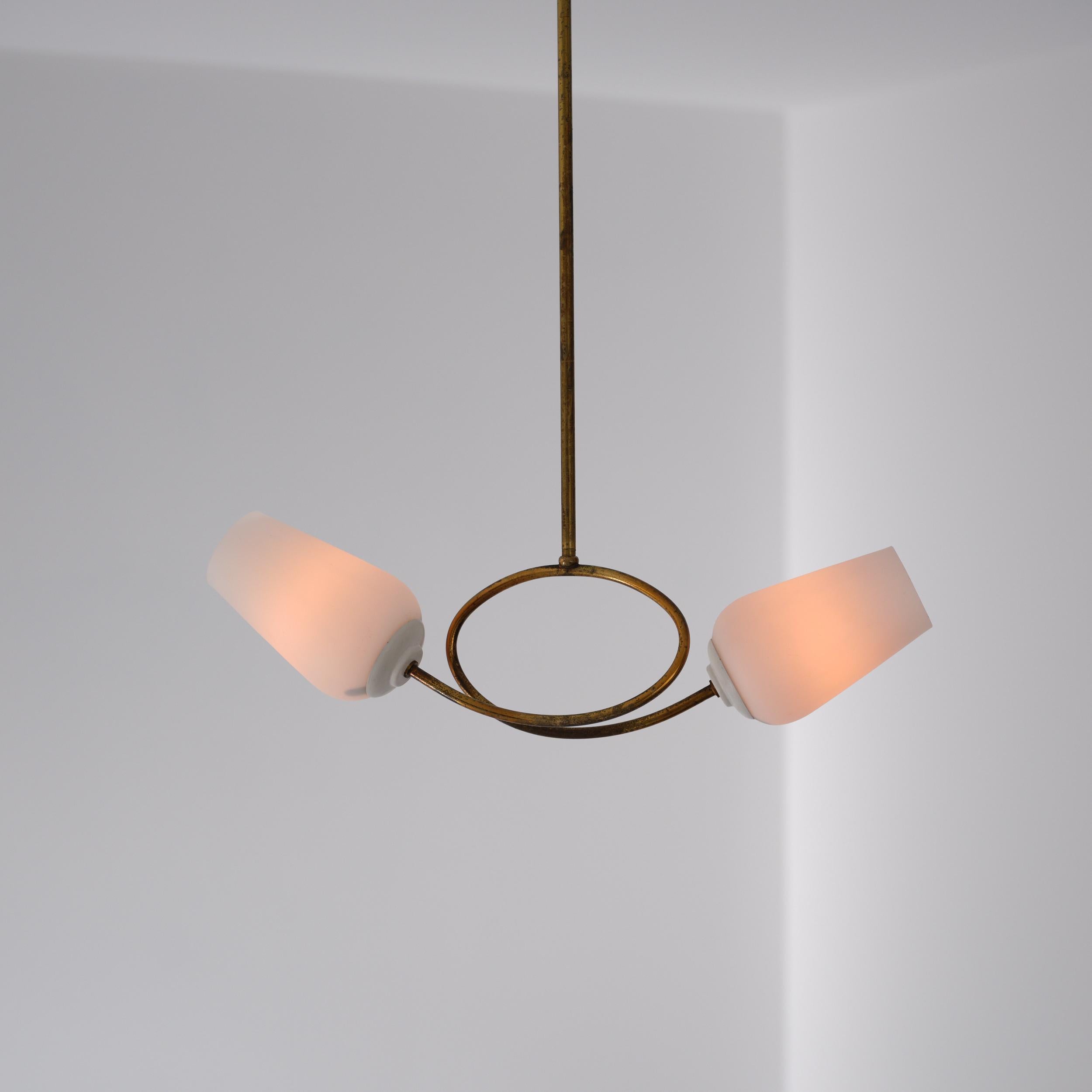 Metà XX secolo Lampadario in ottone del 1950 con due paralumi in vetro opalino in vendita
