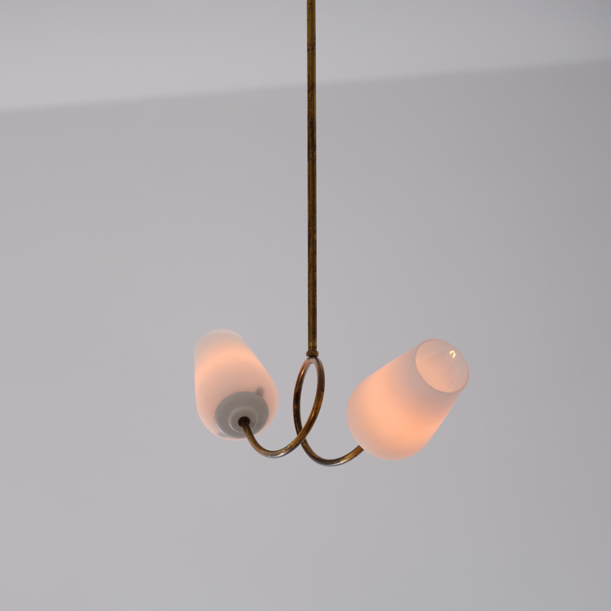 Ottone Lampadario in ottone del 1950 con due paralumi in vetro opalino in vendita