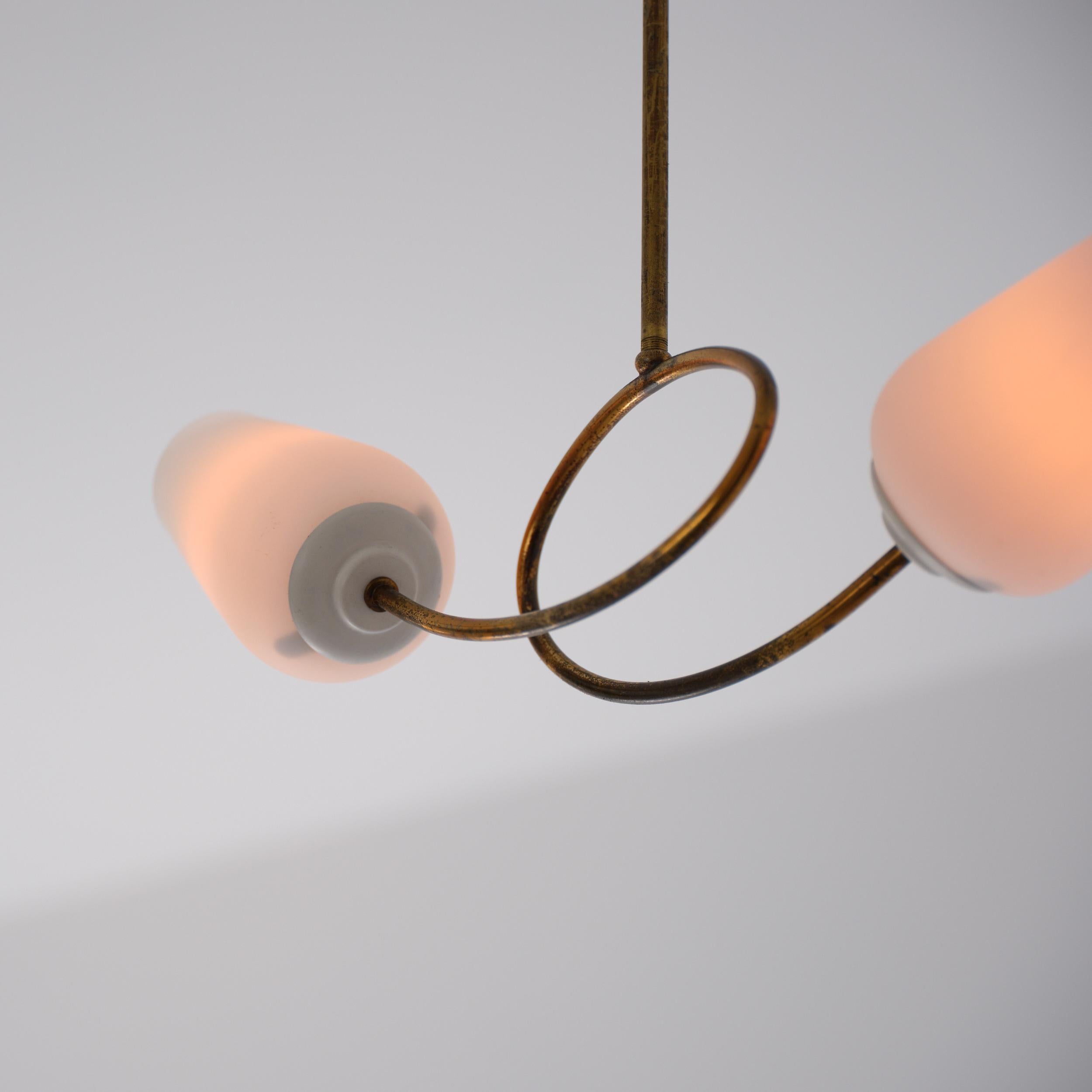 Lampadario in ottone del 1950 con due paralumi in vetro opalino in vendita 1