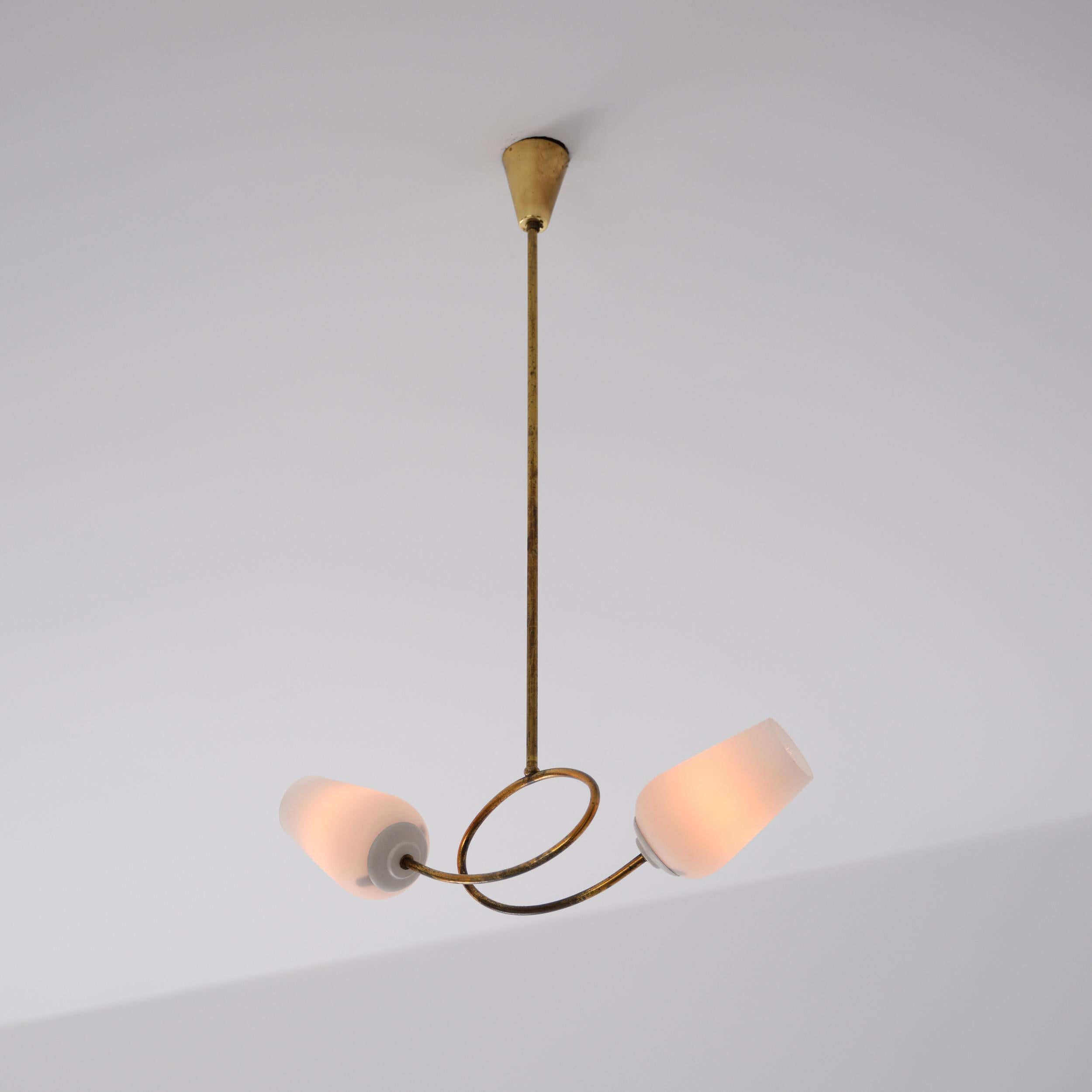 Lampadario in ottone del 1950 con due paralumi in vetro opalino in vendita 2