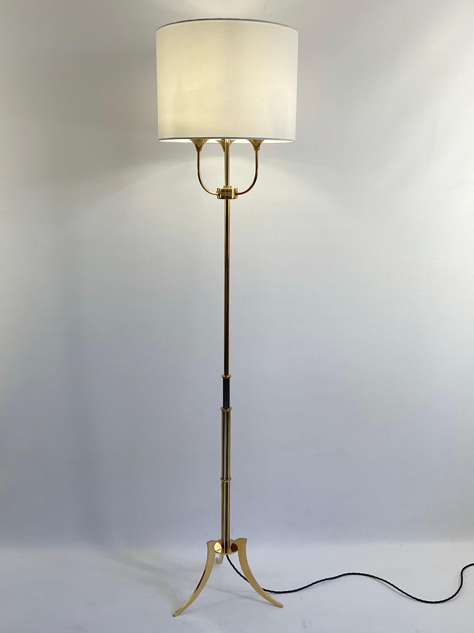 Lámpara de pie atribuida a Maison Arlus para Maison Jansen
Base de latón con patas de trípode y cuerpo patinado en bronce de cañón
Rematado con tres brazos luminosos y un interruptor de encendido/apagado
La pantalla presenta algunos signos de