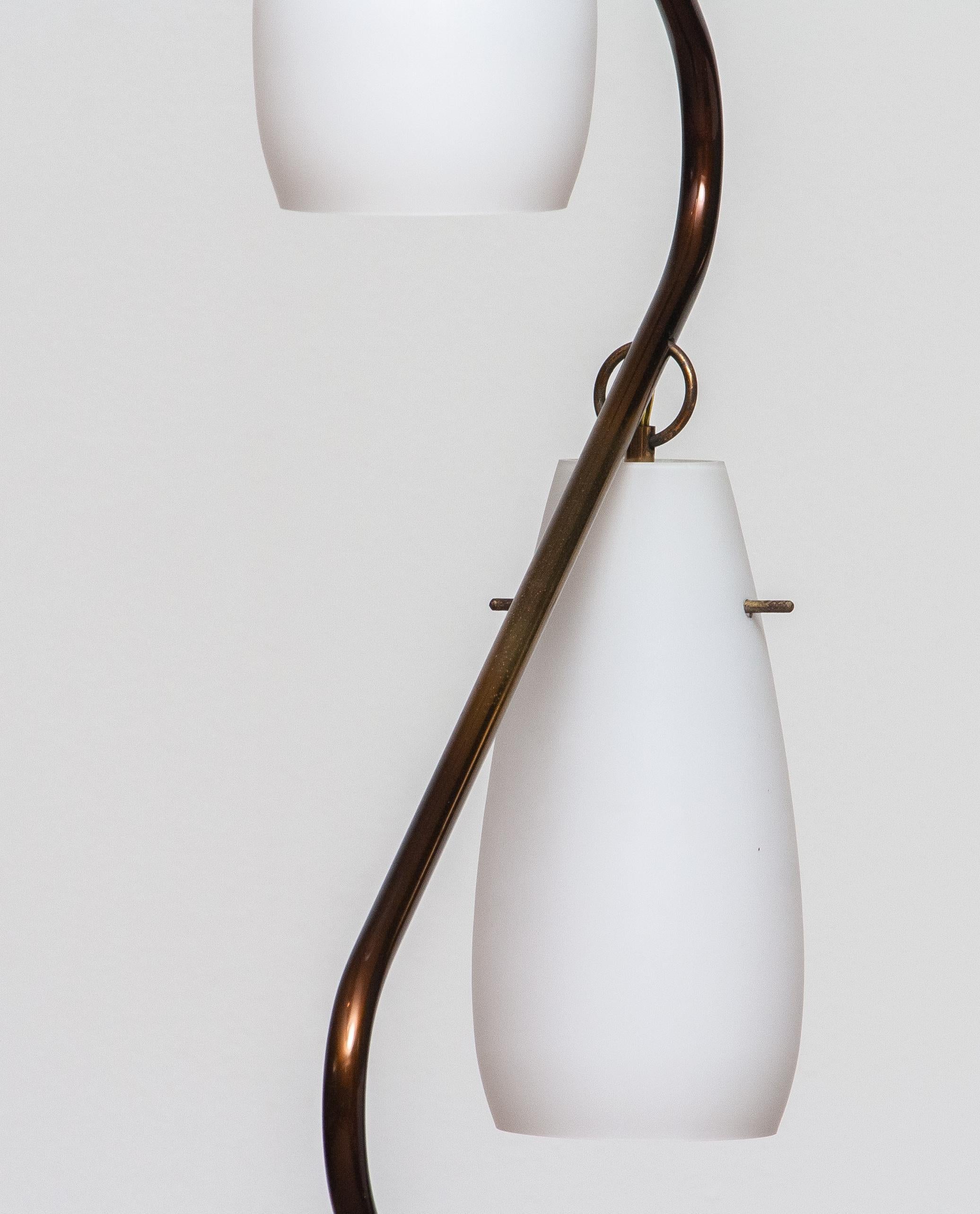 Stehlampe aus Messing der 1950er Jahre mit zwei Opalschirmen oder Vasen, Italien im Angebot 2