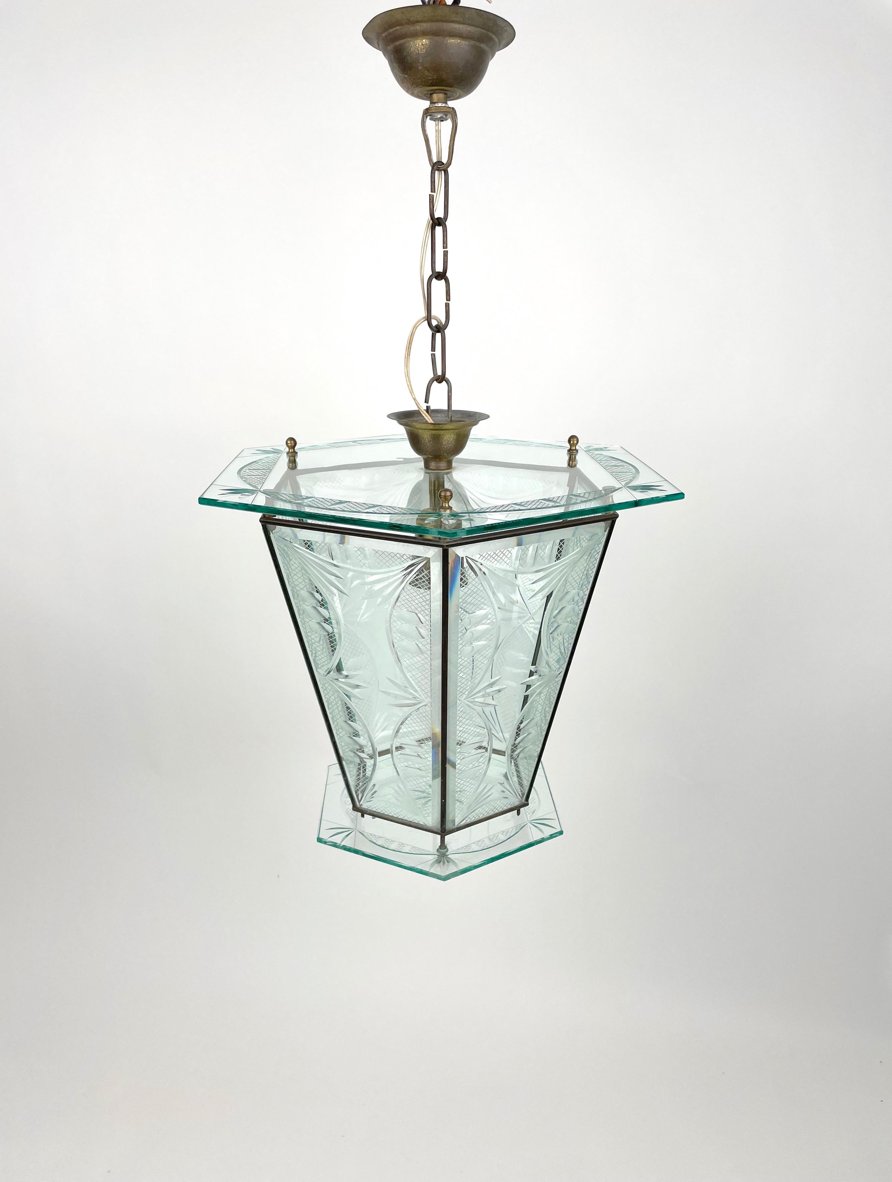 1950s Chandelier lantern in glass with brass structure and chain attributed to the Italian designer Pietro Chiesa for Fontana Arte. 

Measures: Height with chain: 66 cm. 
Height without chain: 33 cm.