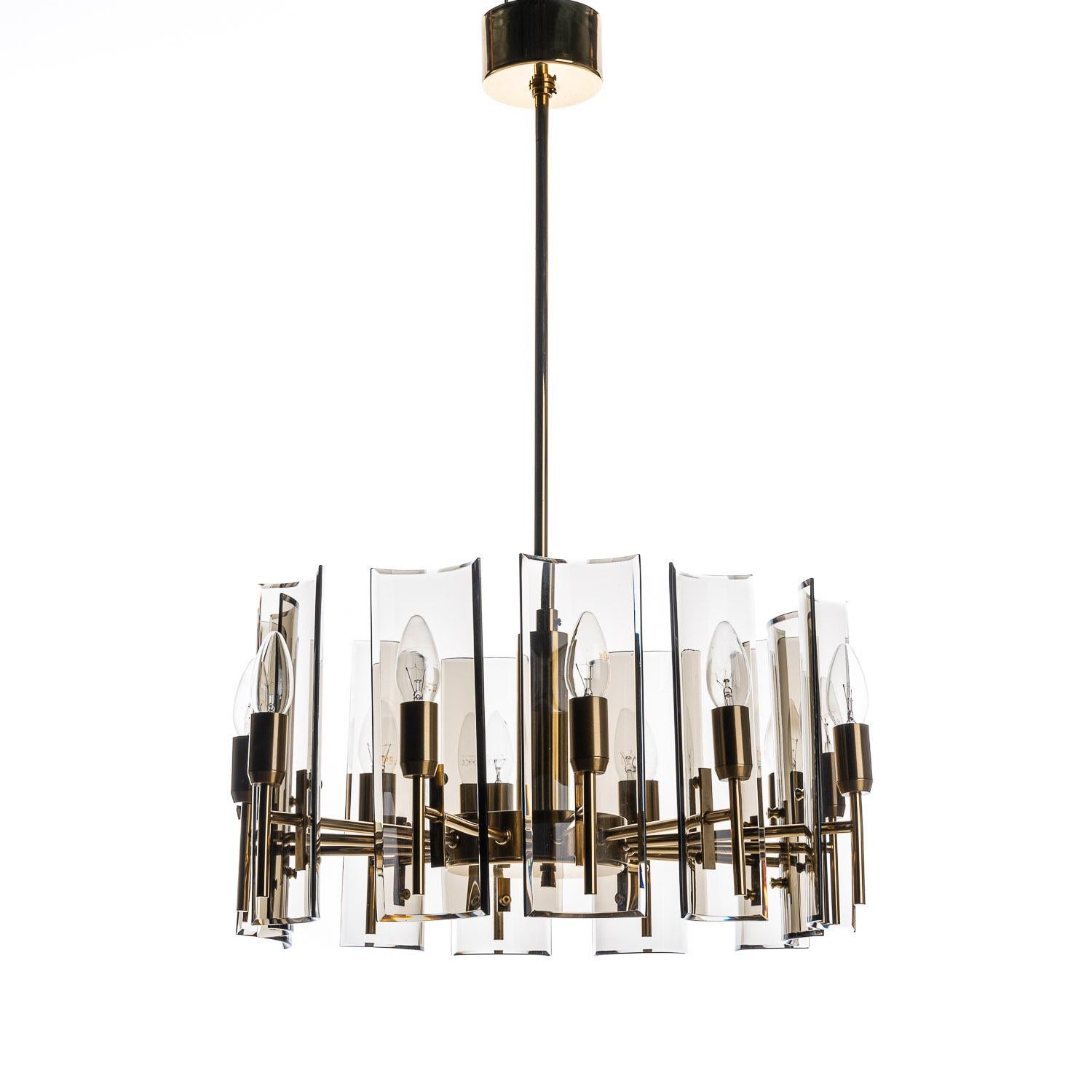 This is a stunning one tier chandelier consists of a brass frame with ten thick curved dark-tinted diffusers. Each with a E14 socket.
    