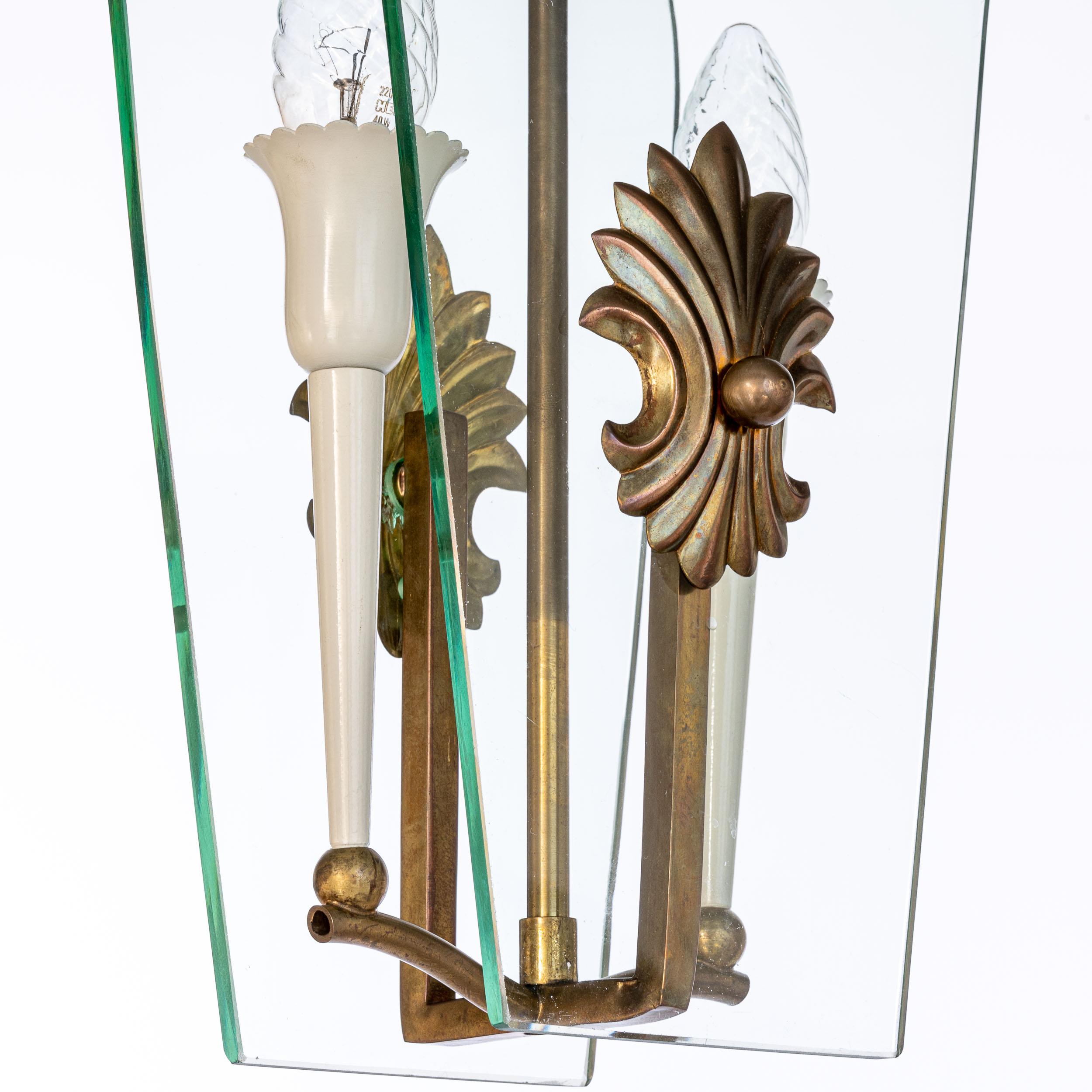 Lantern consists of two thick glass panels, a brass frame and two E14 lightbulbs. Delicate but also robust.
We have two in stock. Please contact us for more information. 