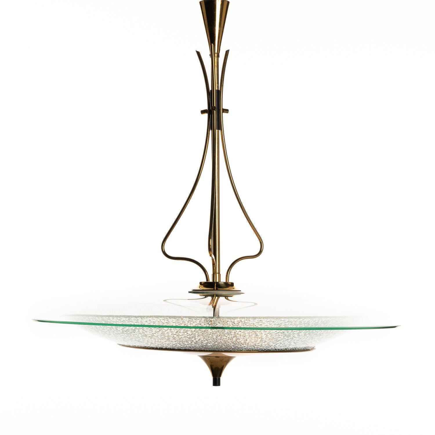 italien Lampe à suspension en laiton et verre des années 1950 attribuée à Fontana Arte en vente