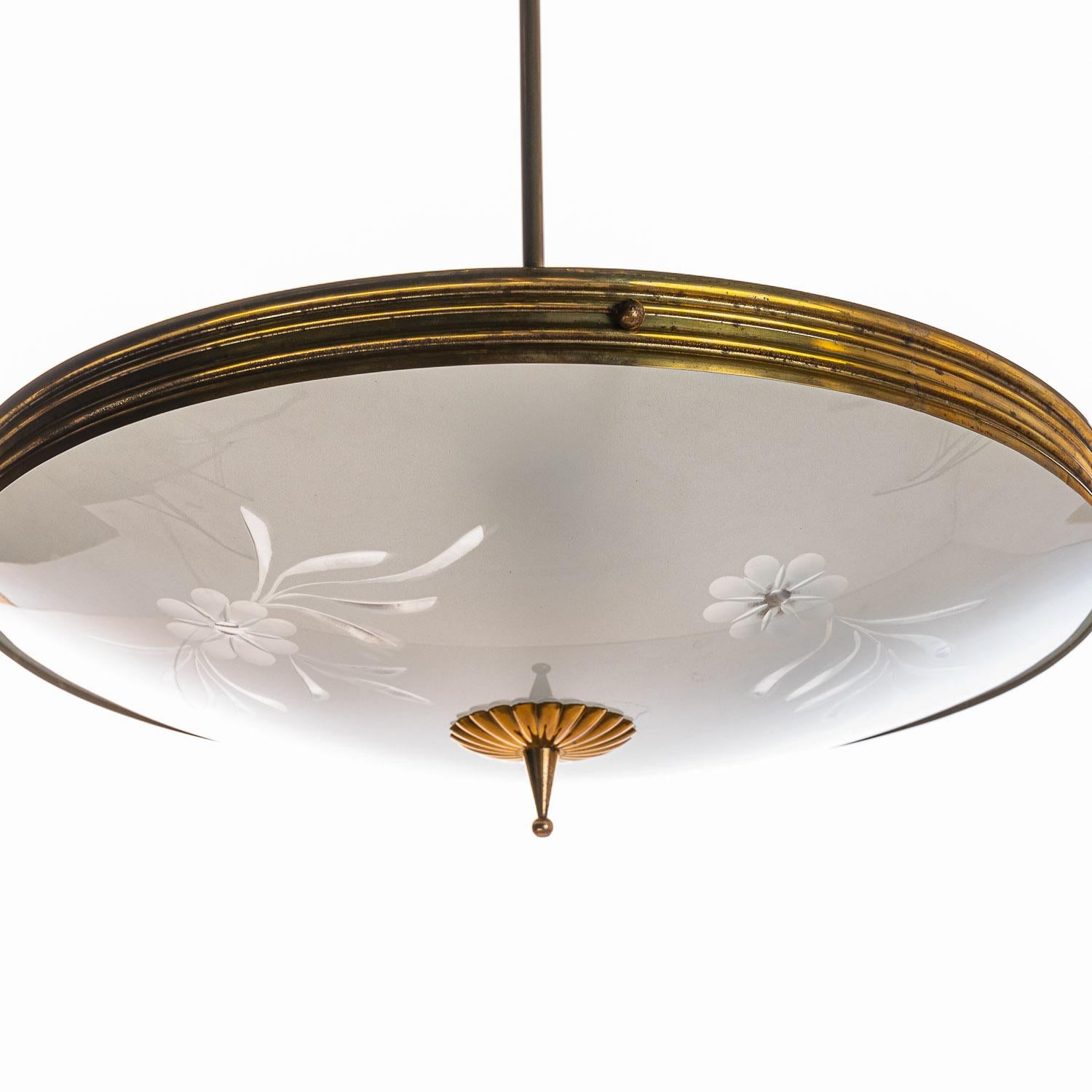 Cette pièce élégante se compose d'un cadre en laiton et de deux réflecteurs/sauceurs uniques en verre dépoli et satiné. 
Le réflecteur inférieur rond en verre bombé avec gravure florale est monté sous un réflecteur rond en verre satiné. La finition