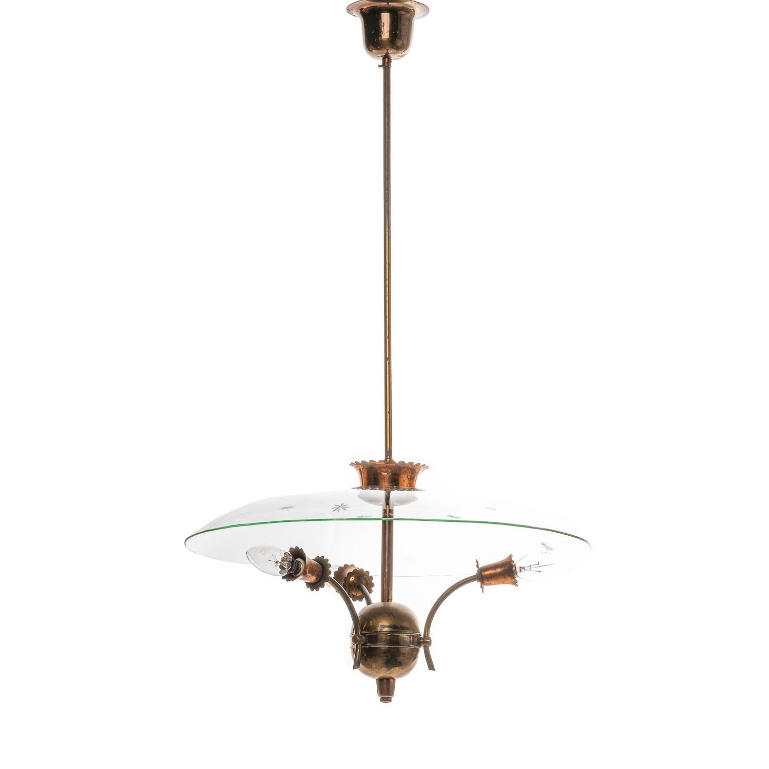 A distinctive piece consisting of a brass frame with a unique frosted, satin glass reflector.
The stunningly decorated curved-glass reflector mounts below an ornate brass collar holding two electrical E14 sockets and three elegant twisted rods.