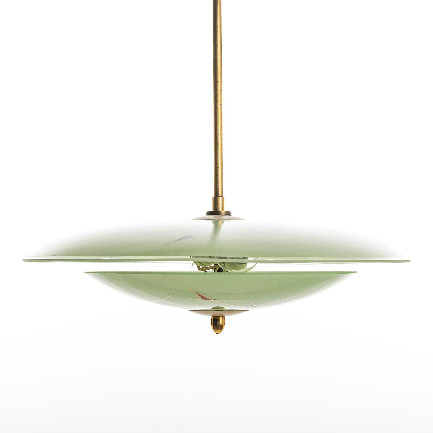 This '50s-era light comprises two saucers with a unique design of intersecting gold lines. The complimentary green dishes make sure this eye-catching pattern is sure to stand out. The two E14 bulbs are connected to a solid brass collar to complete