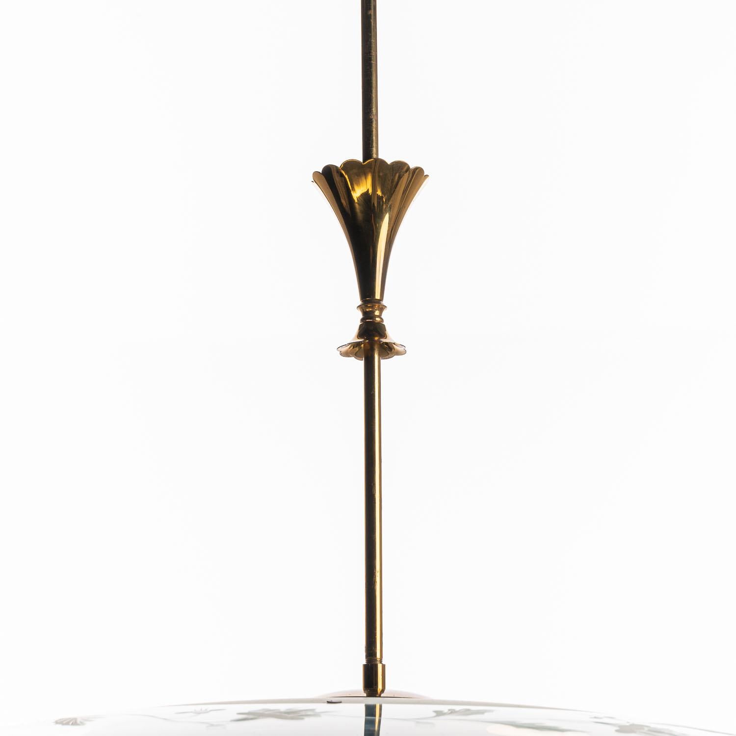 italien Pendentif en laiton et verre des années 1950 dans le style de Pietro Chiesa en vente