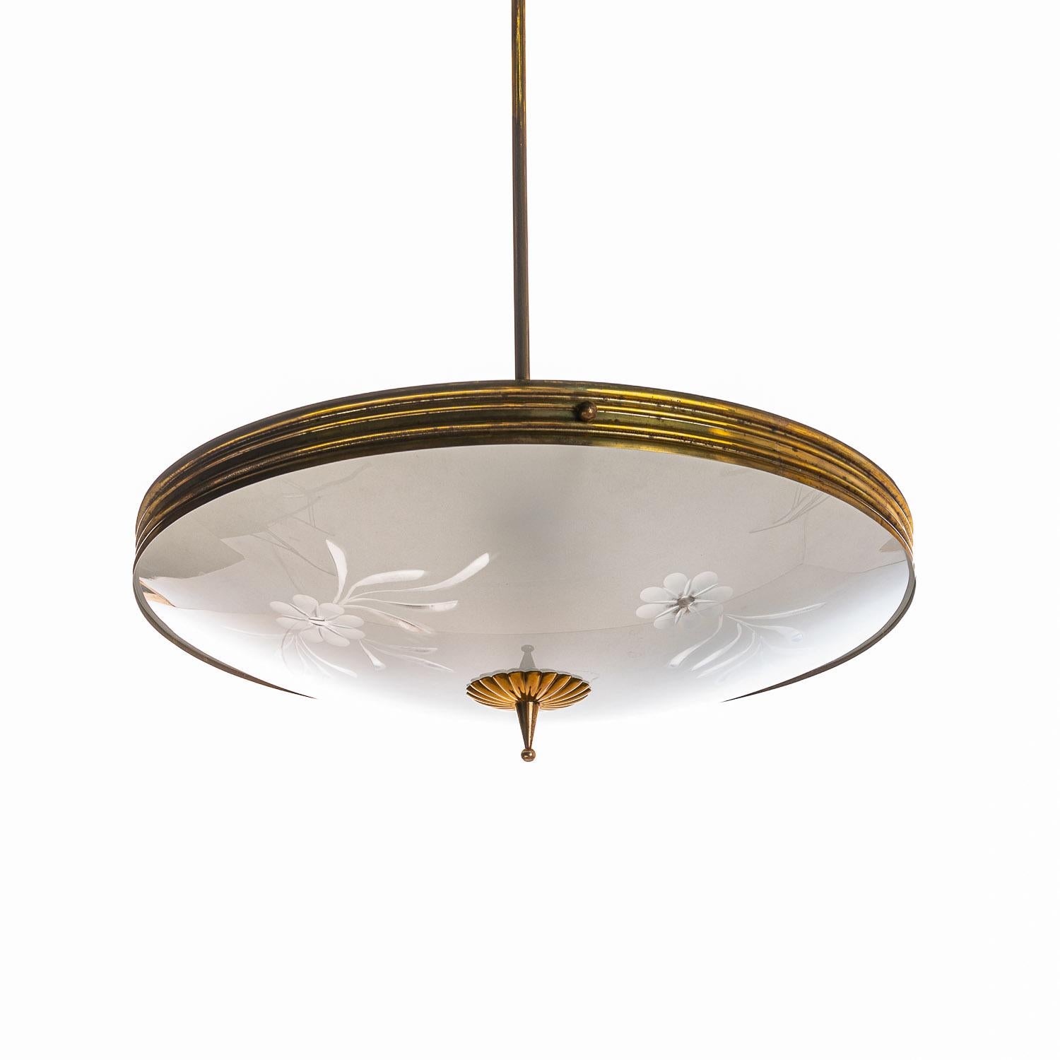 Mid-Century Modern Pendentif en laiton et verre des années 1950 dans le style de Pietro Chiesa en vente