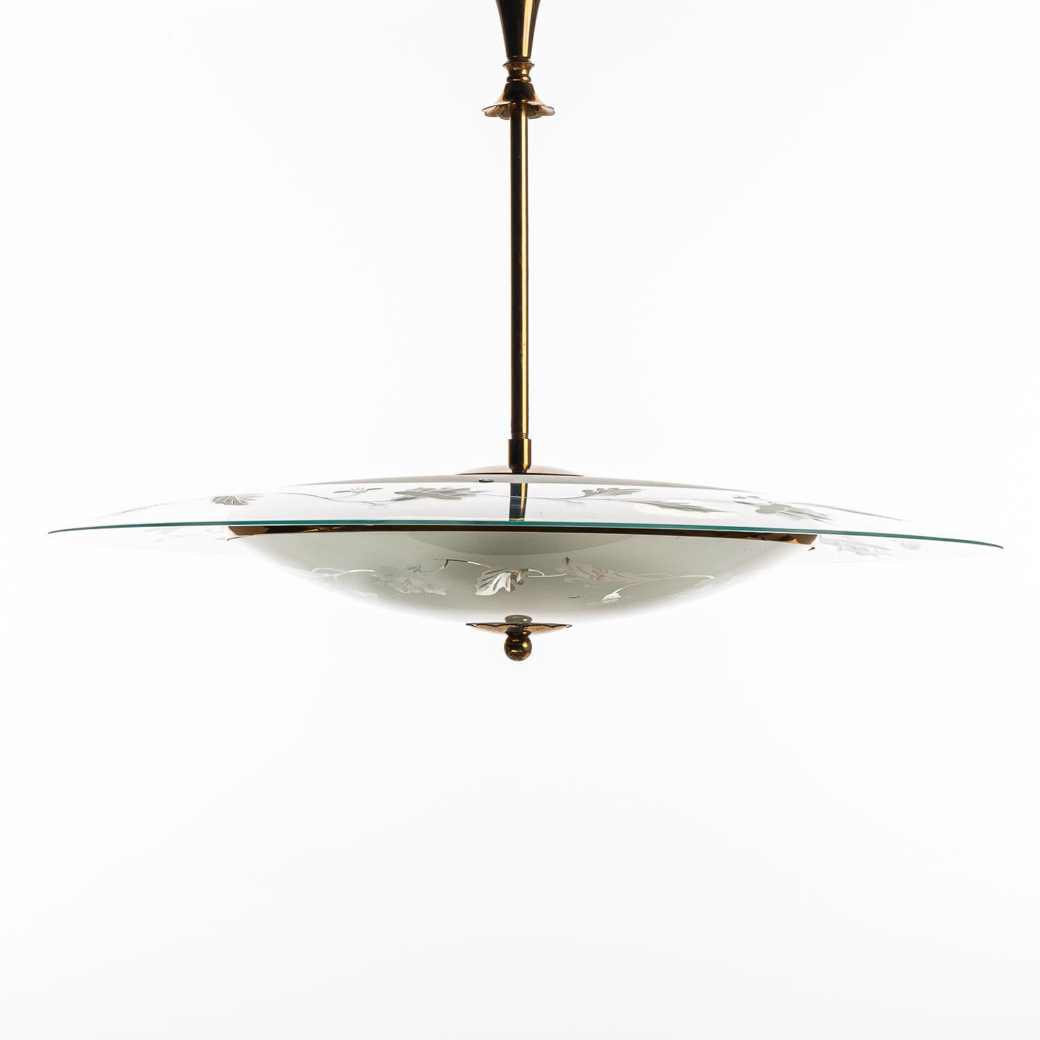 Pendentif en laiton et verre des années 1950 dans le style de Pietro Chiesa Bon état - En vente à Schoorl, NL