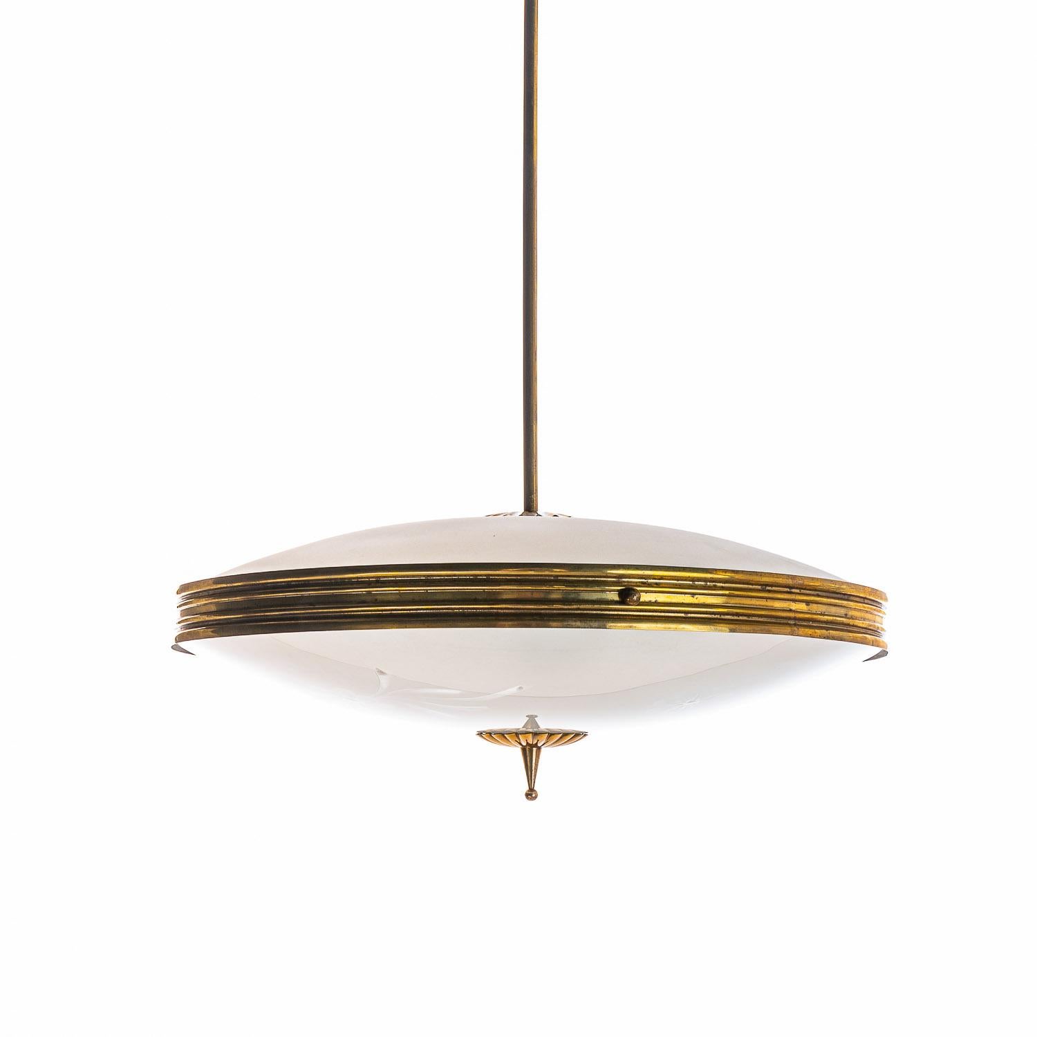 italien Pendentif en laiton et verre des années 1950 dans le style de Pietro Chiesa en vente
