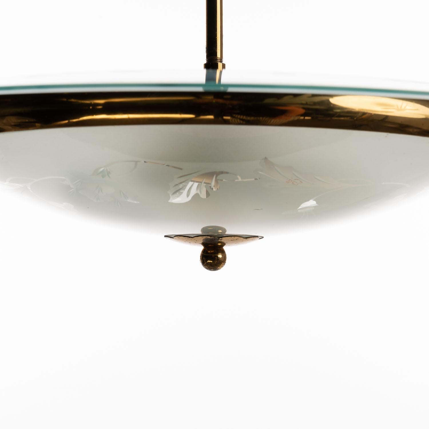 20ième siècle Pendentif en laiton et verre des années 1950 dans le style de Pietro Chiesa en vente