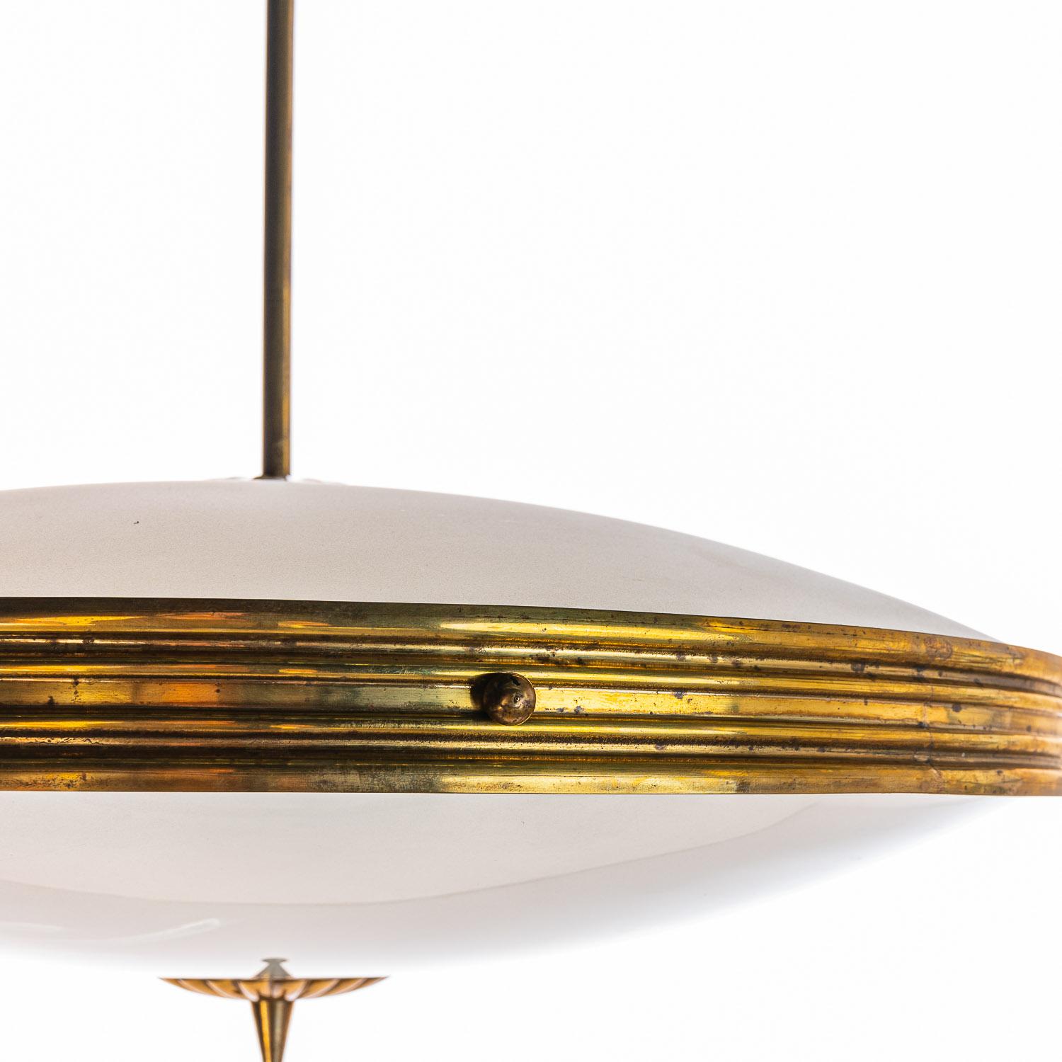 Pendentif en laiton et verre des années 1950 dans le style de Pietro Chiesa Bon état - En vente à Schoorl, NL