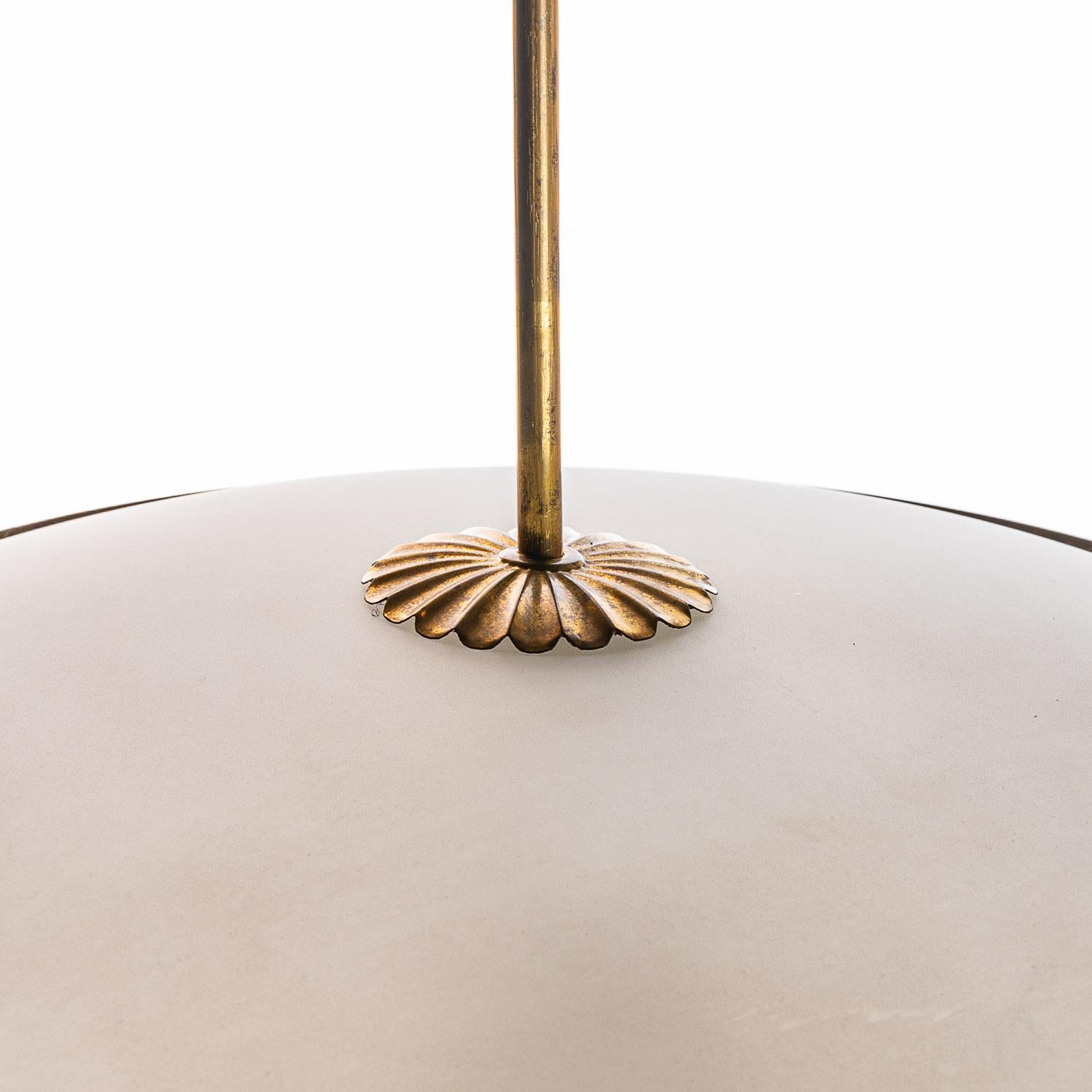 20ième siècle Pendentif en laiton et verre des années 1950 dans le style de Pietro Chiesa en vente