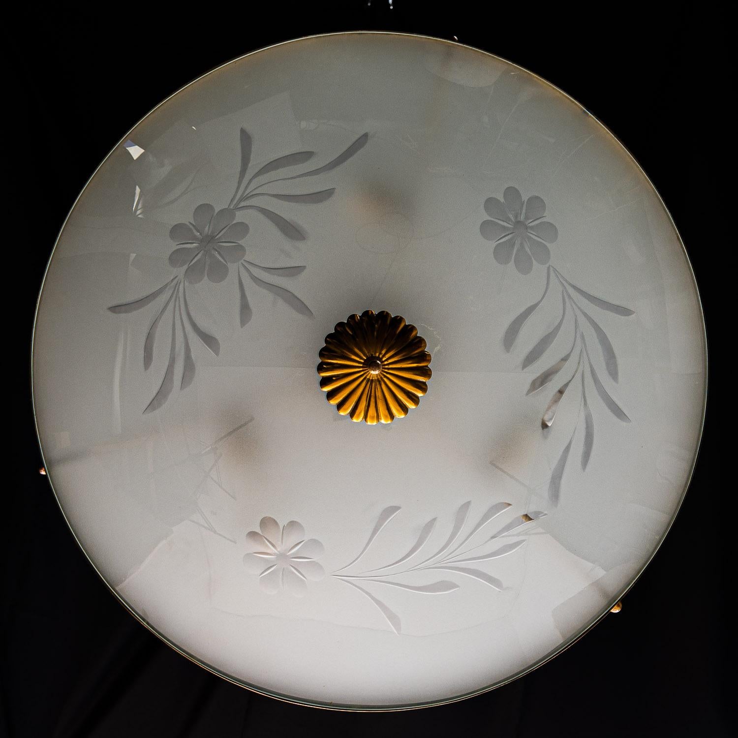 Pendentif en laiton et verre des années 1950 dans le style de Pietro Chiesa en vente 1