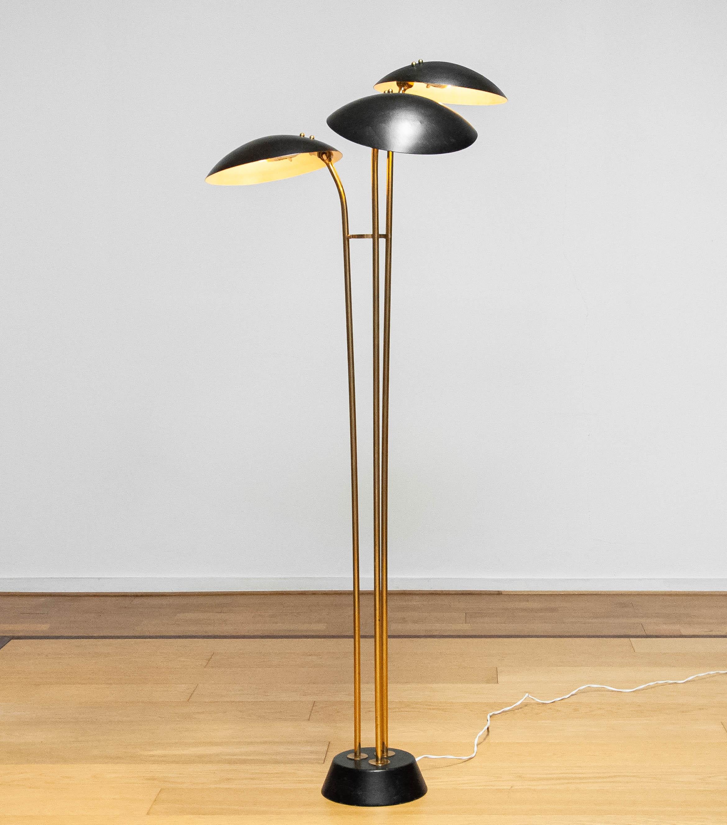1950s Messing Hollywood Regency Stehlampe von Bröderna Malmströms Metallvarufabrik (Mitte des 20. Jahrhunderts) im Angebot