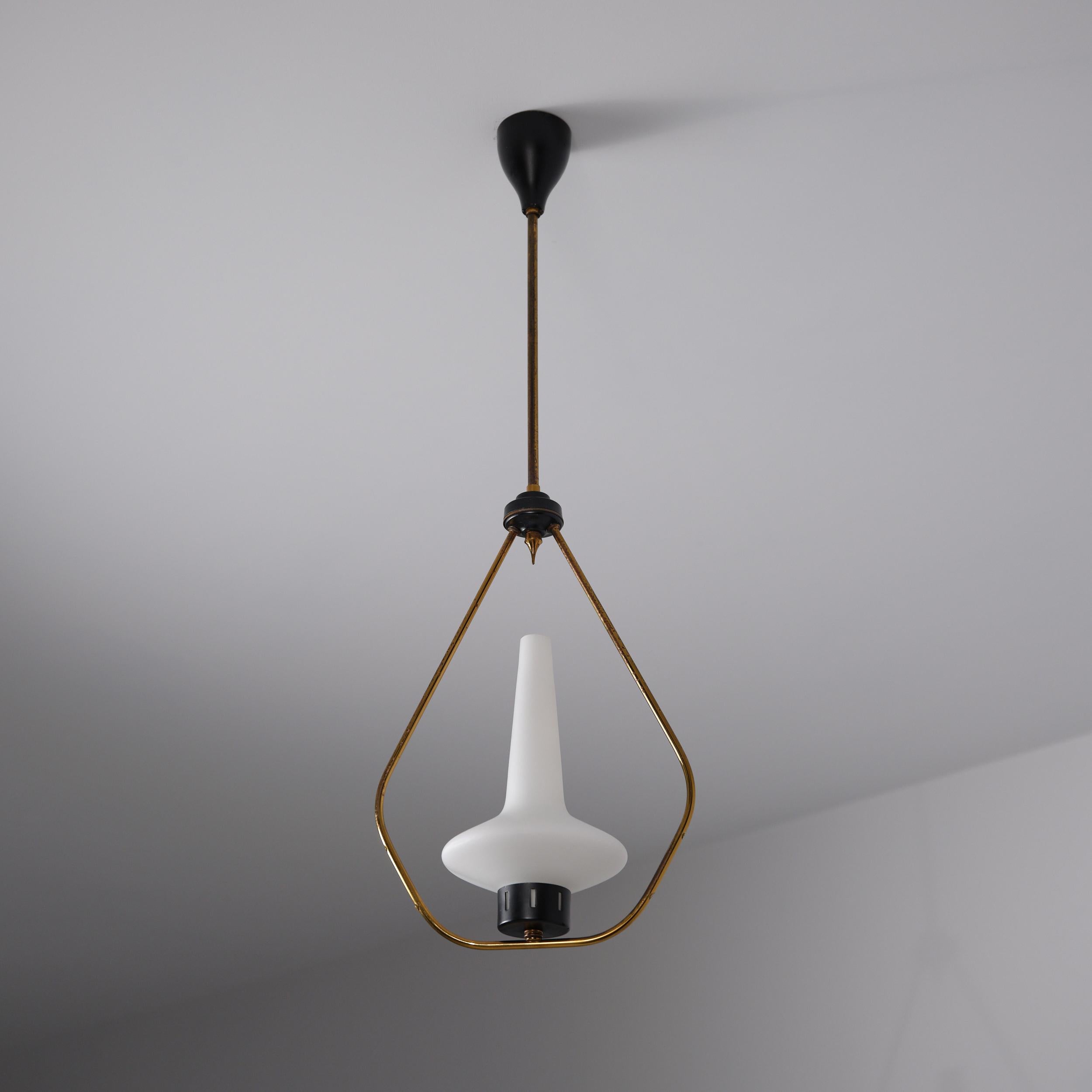 Mid-Century moderno Ciondolo in ottone e ferro degli anni '50 con paralume in vetro opalino - 2 disponibili in vendita