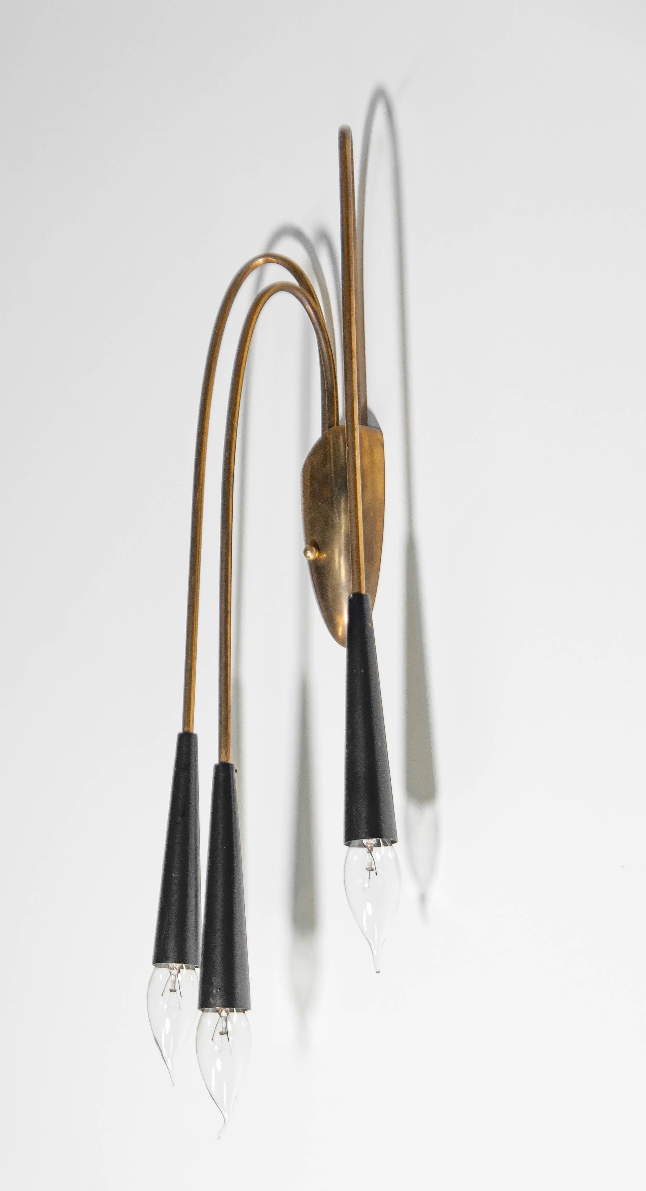 Applique da parete italiana degli anni '50 in stile Stilnovo, con struttura in ottone e portalampada a candela laccati neri. Dotato di raccordi a vite E14. Il design elegante e minimalista consente un'installazione versatile: può essere montato con