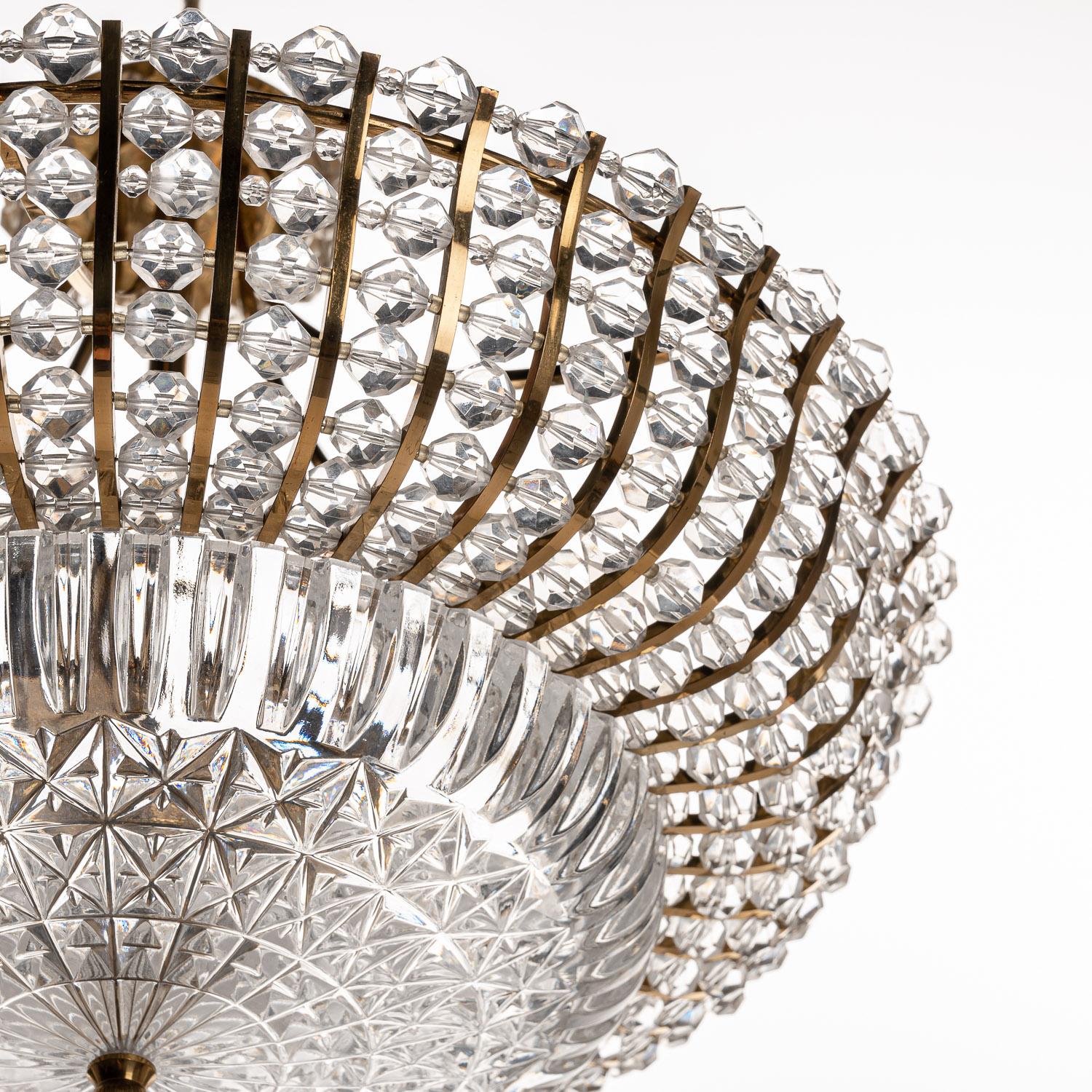 Lampadario in ottone, lucite e cristallo del 1950 di Emil Stejnar per Rupert Nikoll in vendita 9