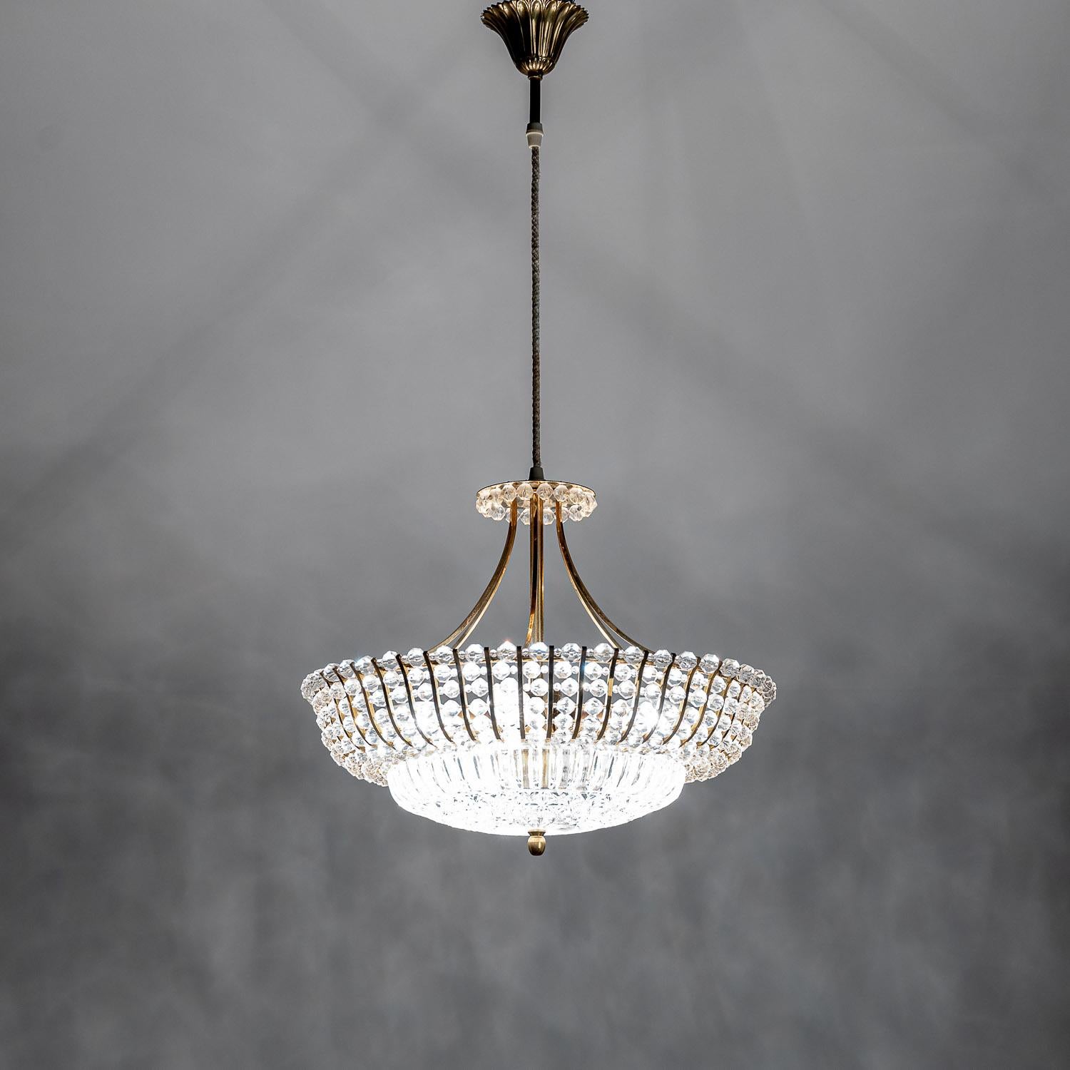 Lampadario in ottone, lucite e cristallo del 1950 di Emil Stejnar per Rupert Nikoll in vendita 11