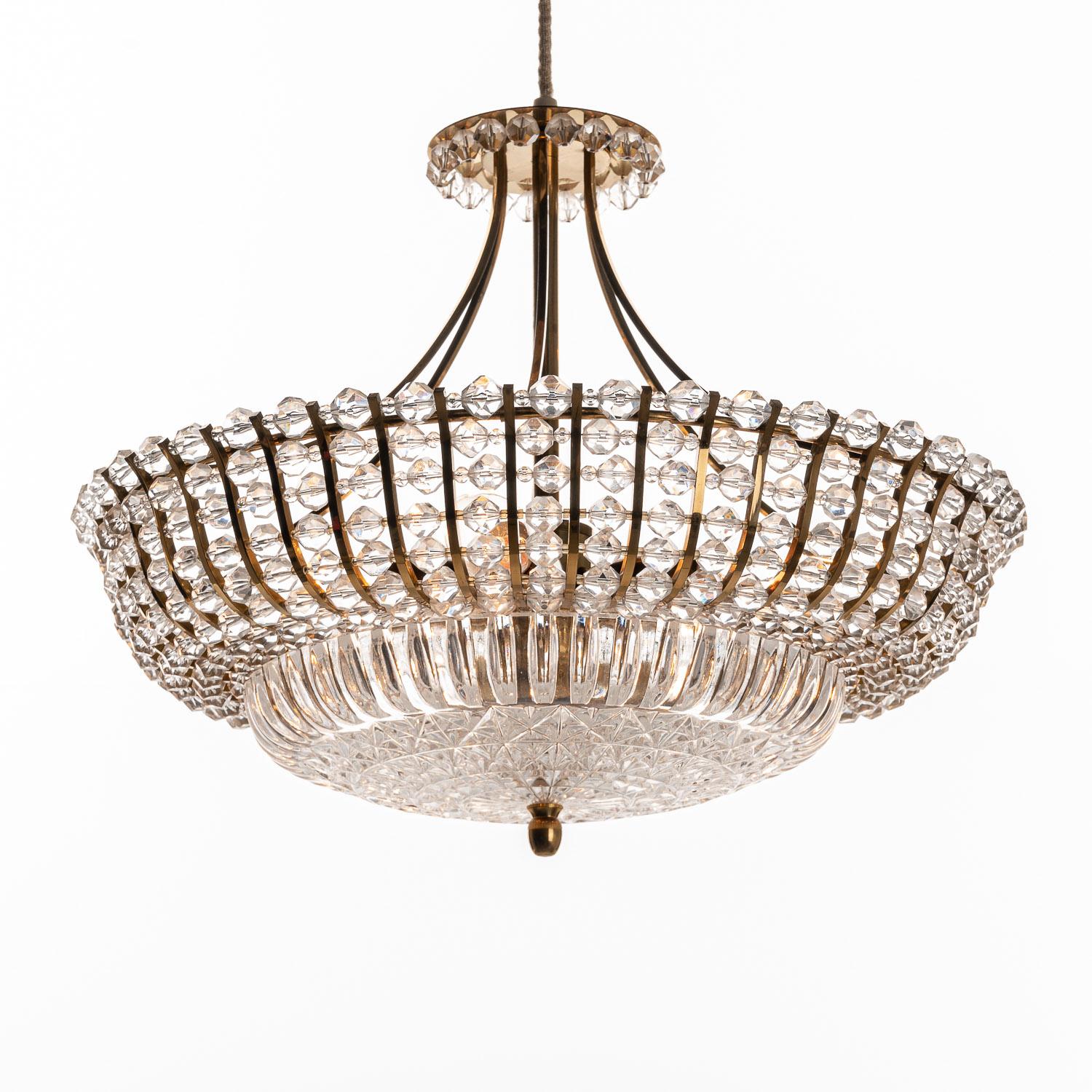 Uno splendido design di metà secolo prodotto intorno al 1950. È realizzato in ottone, lucite e cristallo tagliato a mano. Brillante lavoro di perline in acrilico.