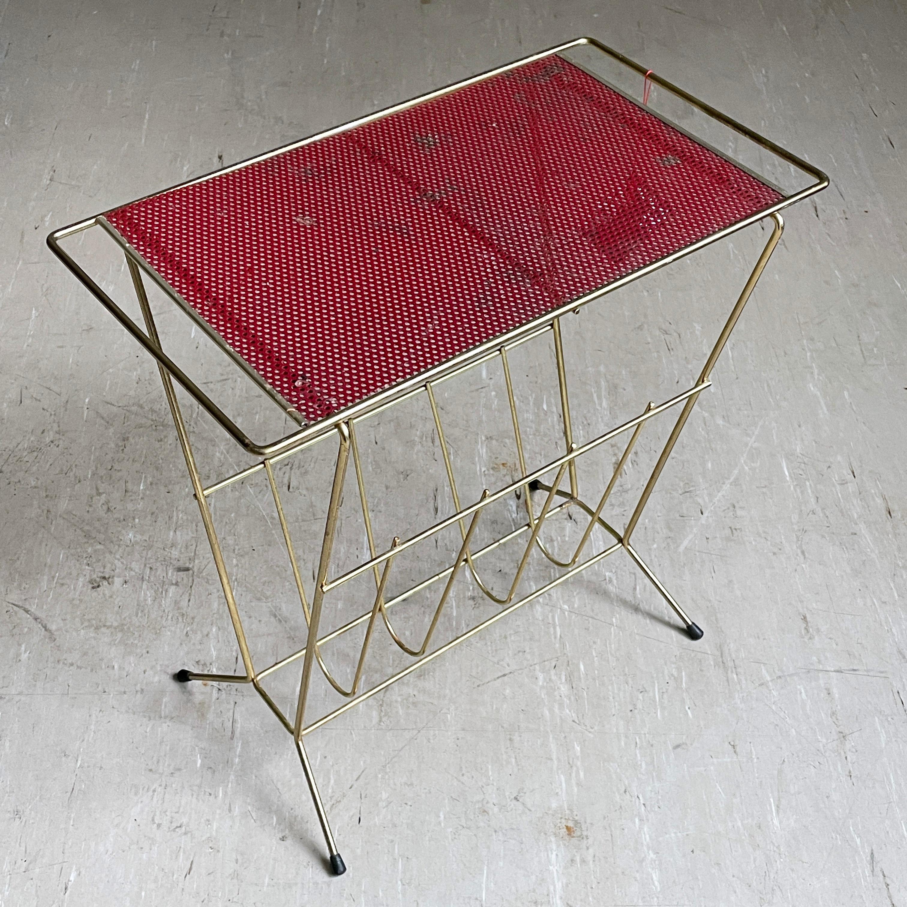 1950’s Brass Magazine / Newspaper Rack In Good Condition For Sale In Bern, CH