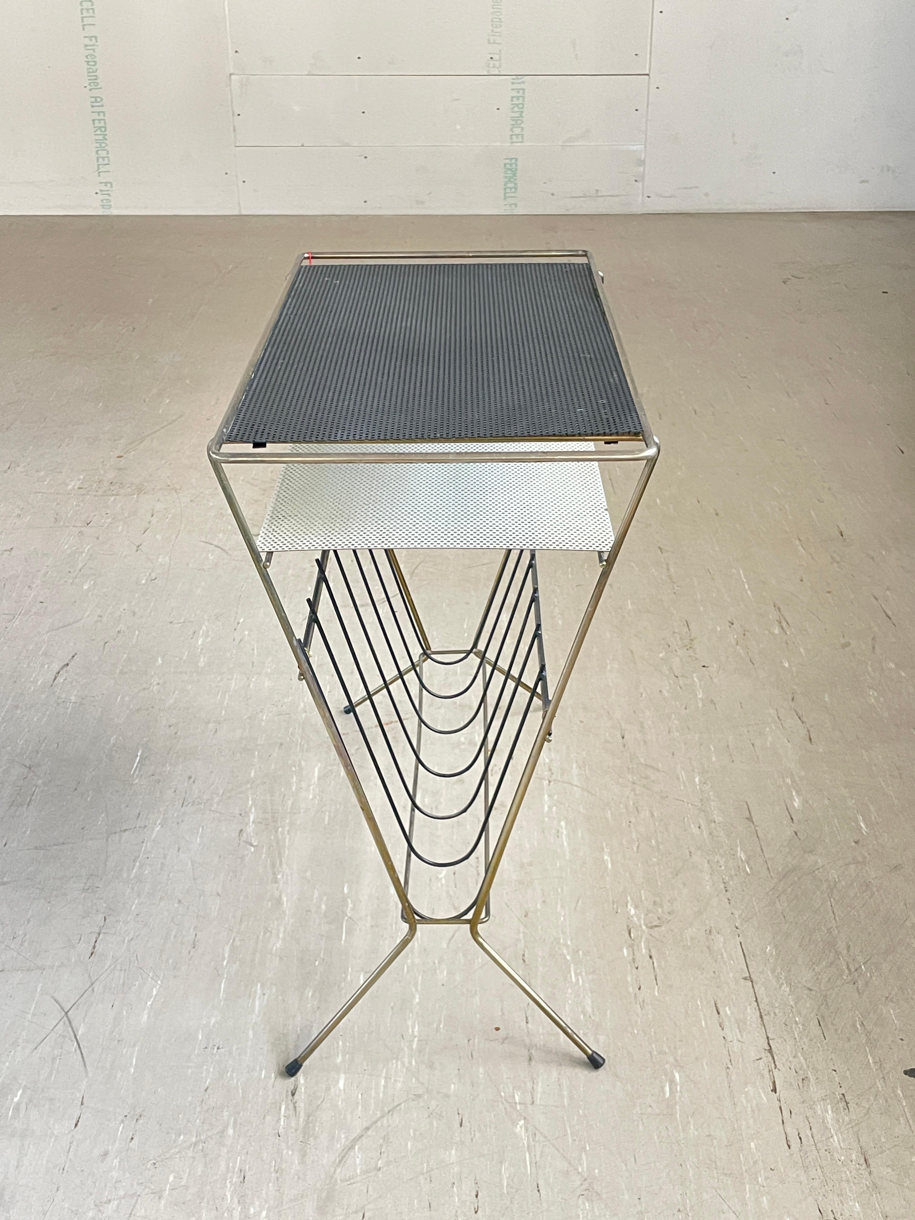 1950’s Brass Magazine Stand / Newspaper Rack In Good Condition For Sale In Bern, CH