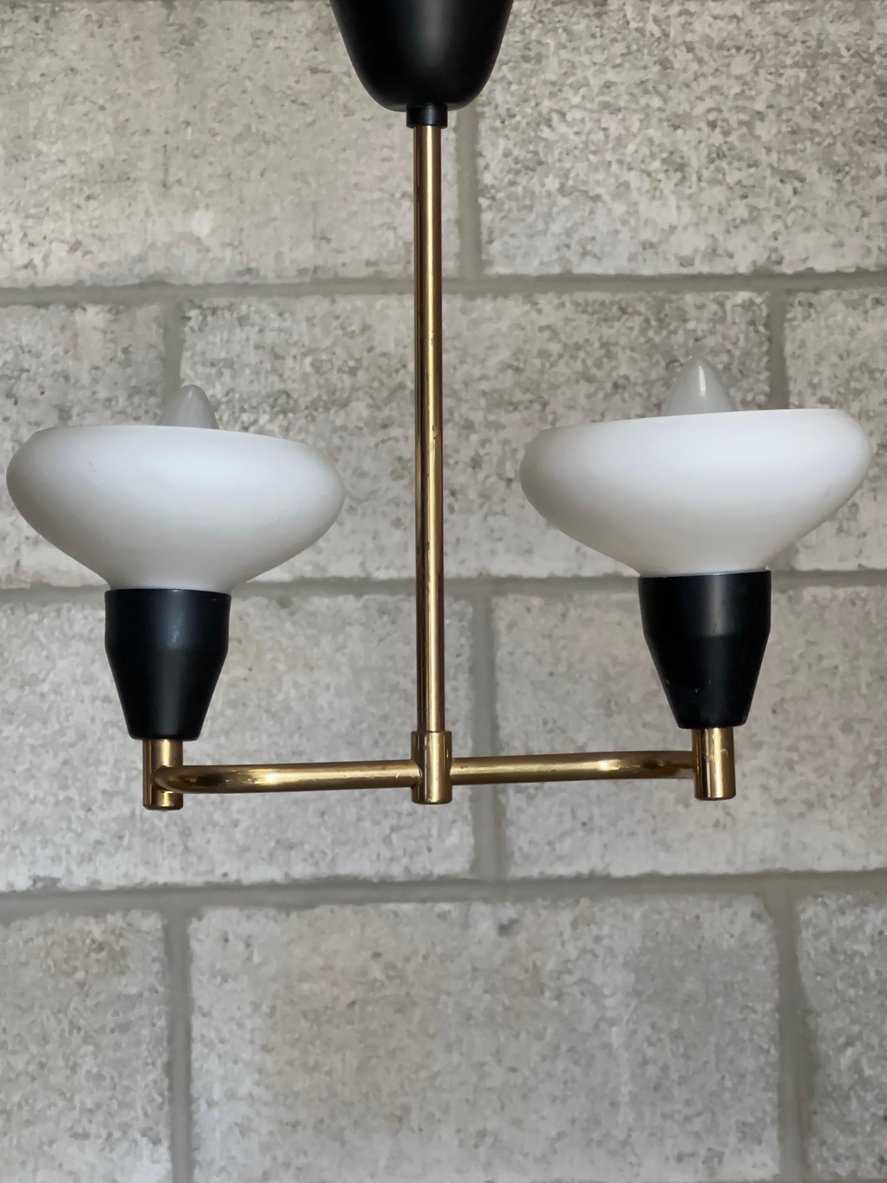 Una splendida plafoniera o pendente proveniente dalla Svezia, intorno agli anni '50. Grande forma con un leggero movimento curvilineo delle braccia. Una luce divertente e attraente che si adatta a diversi stili di interni. 